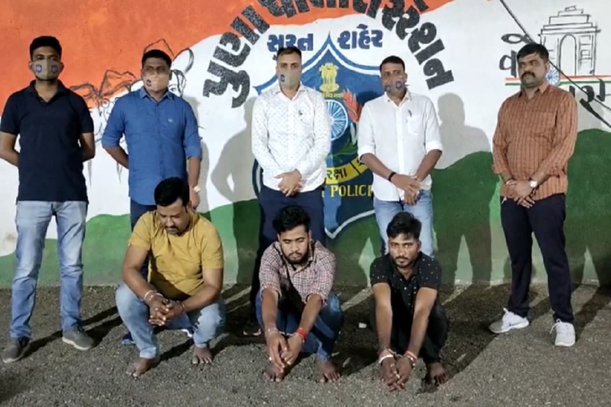 મળતી માહિતી પ્રમાણે સ્ટાફના પોલીસ માણસો પોલીસ સ્ટેશન વિસ્તારમાં પેટ્રોલીંગમા ફરતા ફરતા નિયોલ ચેક પોસ્ટ ખાતે વાહન ચેકિંગ કરતા હતા તે દરમ્યાન બાતમી હકિકત આધારે નિયોલ ચેક પોસ્ટ ખાતેથી સાવરીયા નામની લજરી ટ્રાવેલ્સ બસ નં-GJ-14-X-5926 માંથી પ્લાસ્ટીકના મીણીયાના પાર્સલોની આડમા તથા સોડા/ગેસ ભરવાના એલ્યુમીનીયમના કેનમાંથી દારુ નીકળ્યો હતો. મળતી માહિતી પ્રમાણે સ્ટાફના પોલીસ માણસો પોલીસ સ્ટેશન વિસ્તારમાં પેટ્રોલીંગમા ફરતા ફરતા નિયોલ ચેક પોસ્ટ ખાતે વાહન ચેકિંગ કરતા હતા તે દરમ્યાન બાતમી હકિકત આધારે નિયોલ ચેક પોસ્ટ ખાતેથી સાવરીયા નામની લજરી ટ્રાવેલ્સ બસ નં-GJ-14-X-5926 માંથી પ્લાસ્ટીકના મીણીયાના પાર્સલોની આડમા તથા સોડા/ગેસ ભરવાના એલ્યુમીનીયમના કેનમાંથી દારુ નીકળ્યો હતો.