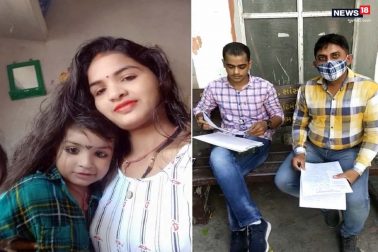 ફટાકડાની અવનવી વેરાઈટીઓમાં સાવ નાના બાળકો માટે પોપ-અપ ફટાકડા ભારે ડિમાન્ડમાં રહે છે. પોપ-અપ ફટાકડા મોટા ચણાના દાણા જેવડી સાઈઝના હોય છે. કાગળની પોટલી જેવા ફટાકડામાં રેતી અને દારૂનું મિશ્રણ કરેલું હોય છે. જે ફેંકતા જ જમીન કે દિવાલ સાથે અથડાતાં જ ફૂટે છે. સામાન્ય અવાજ આપતાં આ પોપ-અપ ફટાકડાના એક પેકેટની કિંમત 5થી 10 રૂપિયા સાઈઝ પ્રમાણે હોય છે. ફટાકડાની અવનવી વેરાઈટીઓમાં સાવ નાના બાળકો માટે પોપ-અપ ફટાકડા ભારે ડિમાન્ડમાં રહે છે. પોપ-અપ ફટાકડા મોટા ચણાના દાણા જેવડી સાઈઝના હોય છે. કાગળની પોટલી જેવા ફટાકડામાં રેતી અને દારૂનું મિશ્રણ કરેલું હોય છે. જે ફેંકતા જ જમીન કે દિવાલ સાથે અથડાતાં જ ફૂટે છે. સામાન્ય અવાજ આપતાં આ પોપ-અપ ફટાકડાના એક પેકેટની કિંમત 5થી 10 રૂપિયા સાઈઝ પ્રમાણે હોય છે.