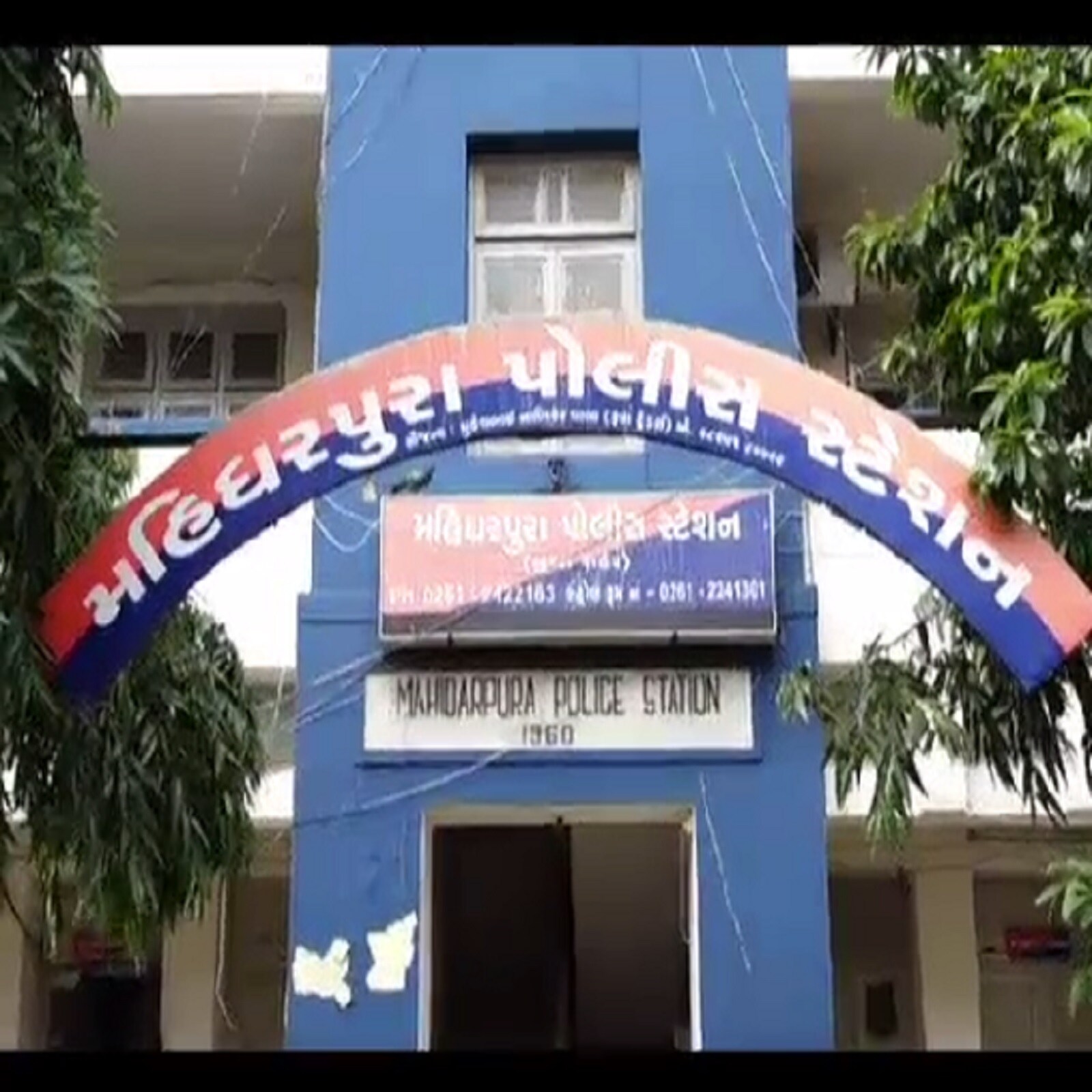 આ વાતને ગંભીરતાથી લઇ જ્યારે પરિવાર પુત્રી ને લઇ હોસ્પિટલે પહોચ્યું તો ત્યાંની હકીકત જાણી પરિવાર ચોંકી ગયું હતું. ફરજ પરના ડોક્ટરોએ જણાવેલ કી તમારી પુત્રી ગર્ભ થી છે અને તેને બત્રીશ અઠવાડિયા પાંચ દિવસનો ગર્ભ છે. આટલું સાંભળતા જ પરિવાર પર આભ તુટી પડ્યું હતું અને તાત્કાલિક પોલીસને આ વાતની જાણ કરેલ હતી. આ વાતને ગંભીરતાથી લઇ જ્યારે પરિવાર પુત્રી ને લઇ હોસ્પિટલે પહોચ્યું તો ત્યાંની હકીકત જાણી પરિવાર ચોંકી ગયું હતું. ફરજ પરના ડોક્ટરોએ જણાવેલ કી તમારી પુત્રી ગર્ભ થી છે અને તેને બત્રીશ અઠવાડિયા પાંચ દિવસનો ગર્ભ છે. આટલું સાંભળતા જ પરિવાર પર આભ તુટી પડ્યું હતું અને તાત્કાલિક પોલીસને આ વાતની જાણ કરેલ હતી.