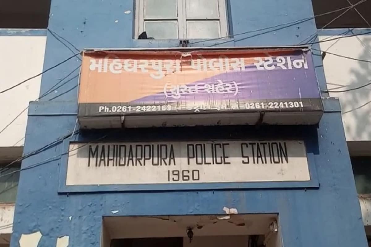 જો કે ત્યારબાદ સુનુલના પરિવારજનો અને અન્ય સાથી કર્મચારીઓ વિરોધ ઉતરી આવ્યા હતા. અને વળતર ચુકવવા તેમજ સુનિલના સંતાન મોટા થાય તો તેમને નોકરી આપવાની માંગણી સાથે વિરોધ કર્યો હતો. આ દરમિયાન મહિધરપુરા પોલીસે પણ ચુસ્તબંદોબસ્ત ગોઠવી દીધો હતો. જો કે ત્યારબાદ સુનુલના પરિવારજનો અને અન્ય સાથી કર્મચારીઓ વિરોધ ઉતરી આવ્યા હતા. અને વળતર ચુકવવા તેમજ સુનિલના સંતાન મોટા થાય તો તેમને નોકરી આપવાની માંગણી સાથે વિરોધ કર્યો હતો. આ દરમિયાન મહિધરપુરા પોલીસે પણ ચુસ્તબંદોબસ્ત ગોઠવી દીધો હતો.