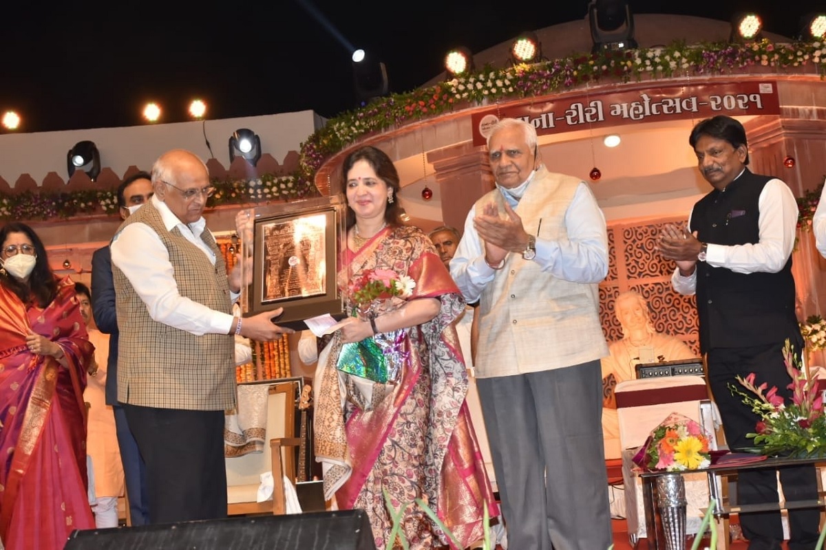  કેતન પટેલ, વડનગરઃ ભારતીય સંગીતની (Indian music) સરવાણીનું મૂળ ભારતની સંસ્કૃતિ અને તેની આધ્યાત્મિક વિરાસતમાં (Indian culture and its spiritual heritage) રહેલું છે તેવું આજ રોજ રાજ્યના મુખ્યમંત્રી ભૂપેનદ્રભાઇ પટેલે (Gujarat CM bhupedra Patel) વડનગર (Vadnagar) ખાતે તાના-રીરી કાર્યક્રમ (Tana-riri mahotsav) ખુલ્લો મુક્યો હતો. તાના-રીરી એવોર્ડ વર્ષ-2021 પદ્મશ્રી કવિતા કૃષ્ણમૂર્તિ, મુંબઇ અને સુશ્રી ડૉ. વિરાજ અમર ભટ્ટ અમદાવાદને આપવામાં આવનાર છે. આ એવોર્ડમાં પ્રત્યેક એવોર્ડીને રૂ 2,50,000નો ચેક, શાલ અને તામ્રપત્ર મુખ્યમંત્રીશ્રીના હસ્તે એનાયત કરવામાં આવ્યો હતો.જેમાં તાના-રીરી સંગીત સન્માન એવોર્ડમાં પ્રત્યેક એવોર્ડીને રૂ 2,50,000નો ચેક,શાલ અને તામ્રપત્ર ઉપરાંત મોમેન્ટો આપવામાં આવ્યા હતા.