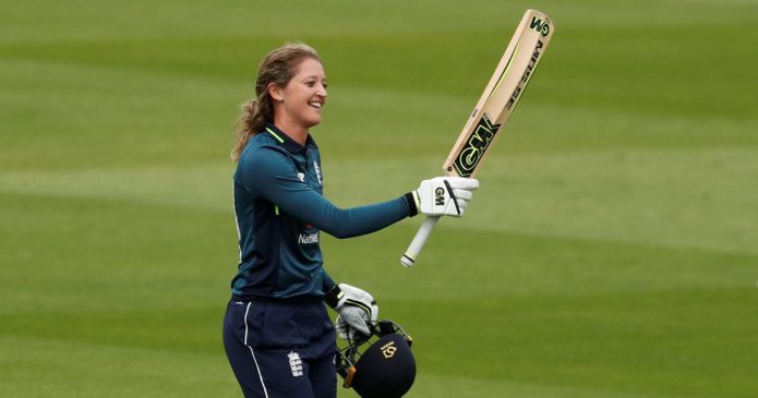 સારા ટેલર Sarah Taylor : ઇંગ્લેન્ડની મહિલા ક્રિકેટર કે જે માનસિક સ્વાસ્થ્ય સાથે ખરાબ રીતે ઝઝૂમી રહી હતી, વિકેટકિપર-બેટર સારા ટેલર જેણે વર્ષ 2017માં મહિલા વિશ્વ કપ પોતાની ટીમના નામે કર્યો હતો. ટેલર તેના દમદાર ગ્લોવવર્ક માટે જાણીતી હતી. તેણી વર્લ્ડ કપના ટોચના સ્કોરર્સમાં સામેલ હતી. જોકે, ટેલરે માનસિક તણાવની અસર બેટિંગ પર થવાનો હવાલો આપી ક્રિકેટમાંથી પોતાની દૂર કરી લેતા અંગ્રેજી ક્રિકેટ કોમ્યુનિટીને ભારે આંચકો લાગ્યો હતો. સારા ટેલર Sarah Taylor : ઇંગ્લેન્ડની મહિલા ક્રિકેટર કે જે માનસિક સ્વાસ્થ્ય સાથે ખરાબ રીતે ઝઝૂમી રહી હતી, વિકેટકિપર-બેટર સારા ટેલર જેણે વર્ષ 2017માં મહિલા વિશ્વ કપ પોતાની ટીમના નામે કર્યો હતો. ટેલર તેના દમદાર ગ્લોવવર્ક માટે જાણીતી હતી. તેણી વર્લ્ડ કપના ટોચના સ્કોરર્સમાં સામેલ હતી. જોકે, ટેલરે માનસિક તણાવની અસર બેટિંગ પર થવાનો હવાલો આપી ક્રિકેટમાંથી પોતાની દૂર કરી લેતા અંગ્રેજી ક્રિકેટ કોમ્યુનિટીને ભારે આંચકો લાગ્યો હતો.