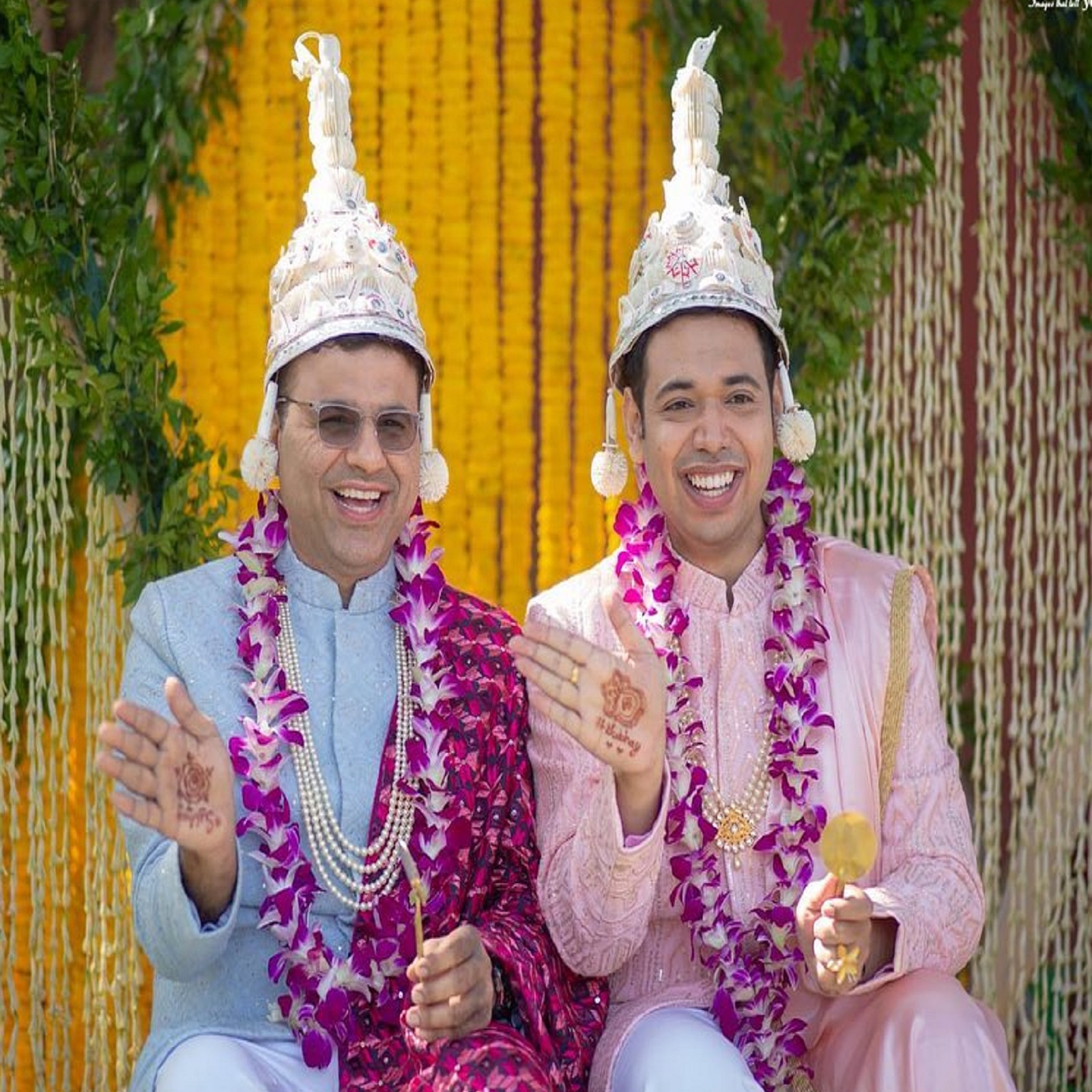  હૈદરાબાદ : તેલંગાણામાં (Telangana) સમલૈંગિક પુરુષોના પહેલા લગ્નમાં સુપ્રિયો ચક્રવર્તી અને અભય ડાંગ (Supriyo Chakraborty and Abhay Dang ‘first’ wedding of gay men in Telangana) પોતાના લગભગ એક દાયકા જૂના સંબંધને આગળ વધારતા લગ્નના બંધનમાં બંધાઈ ગયા. સુપ્રિયોએ કહ્યું કે તેમના લગ્નએ બધાને મજબૂત સંદેશ આપ્યો છે કે ખુશ રહેવા માટે કોઈની પરવાનગીની જરૂર નથી. આ સમલૈંગિક પુરુષોને તેલંગાણાનું પહેલું ગે કપલ માનવામાં આવે છે.