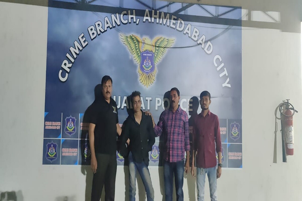 શહેરનાં વસ્ત્રાલ વિસ્તારમાં આવેલ વૃંદાવન skylineમાં ગત રોજ બપોરનાં સમયે એક રાઉન્ડ ફાયરિંગનો બનાવ સામે આવ્યો છે. વૃંદાવન સ્કાયલાઇન માં રહેતા ઈશ્વર ઠાકોર બપોરનાં સમયે સોસાયટીનાં ગેટ પર આવેલ એક પાર્લર પર ઊભા હતા ત્યારે તે જ સોસાયટીમાં રહેતા પ્રદીપ રાજપૂત એ તેમના પર એક રાઉન્ડ ફાયરિંગ કર્યું હતું. જેમાં ઈશ્વરભાઈને ઇજા પહોંચ્યા તેમને તત્કલિક સારવાર માટે નજીકની ખાનગી હોસ્પિટલ માં ખસેડવામાં આવ્યાં છે. જ્યારે સમગ્ર ઘટનાની જાણ પોલીસને કરતા પોલીસ કાફલો ઘટના સ્થળ પર દોડી આવ્યો હતો. શહેરનાં વસ્ત્રાલ વિસ્તારમાં આવેલ વૃંદાવન skylineમાં ગત રોજ બપોરનાં સમયે એક રાઉન્ડ ફાયરિંગનો બનાવ સામે આવ્યો છે. વૃંદાવન સ્કાયલાઇન માં રહેતા ઈશ્વર ઠાકોર બપોરનાં સમયે સોસાયટીનાં ગેટ પર આવેલ એક પાર્લર પર ઊભા હતા ત્યારે તે જ સોસાયટીમાં રહેતા પ્રદીપ રાજપૂત એ તેમના પર એક રાઉન્ડ ફાયરિંગ કર્યું હતું. જેમાં ઈશ્વરભાઈને ઇજા પહોંચ્યા તેમને તત્કલિક સારવાર માટે નજીકની ખાનગી હોસ્પિટલ માં ખસેડવામાં આવ્યાં છે. જ્યારે સમગ્ર ઘટનાની જાણ પોલીસને કરતા પોલીસ કાફલો ઘટના સ્થળ પર દોડી આવ્યો હતો.