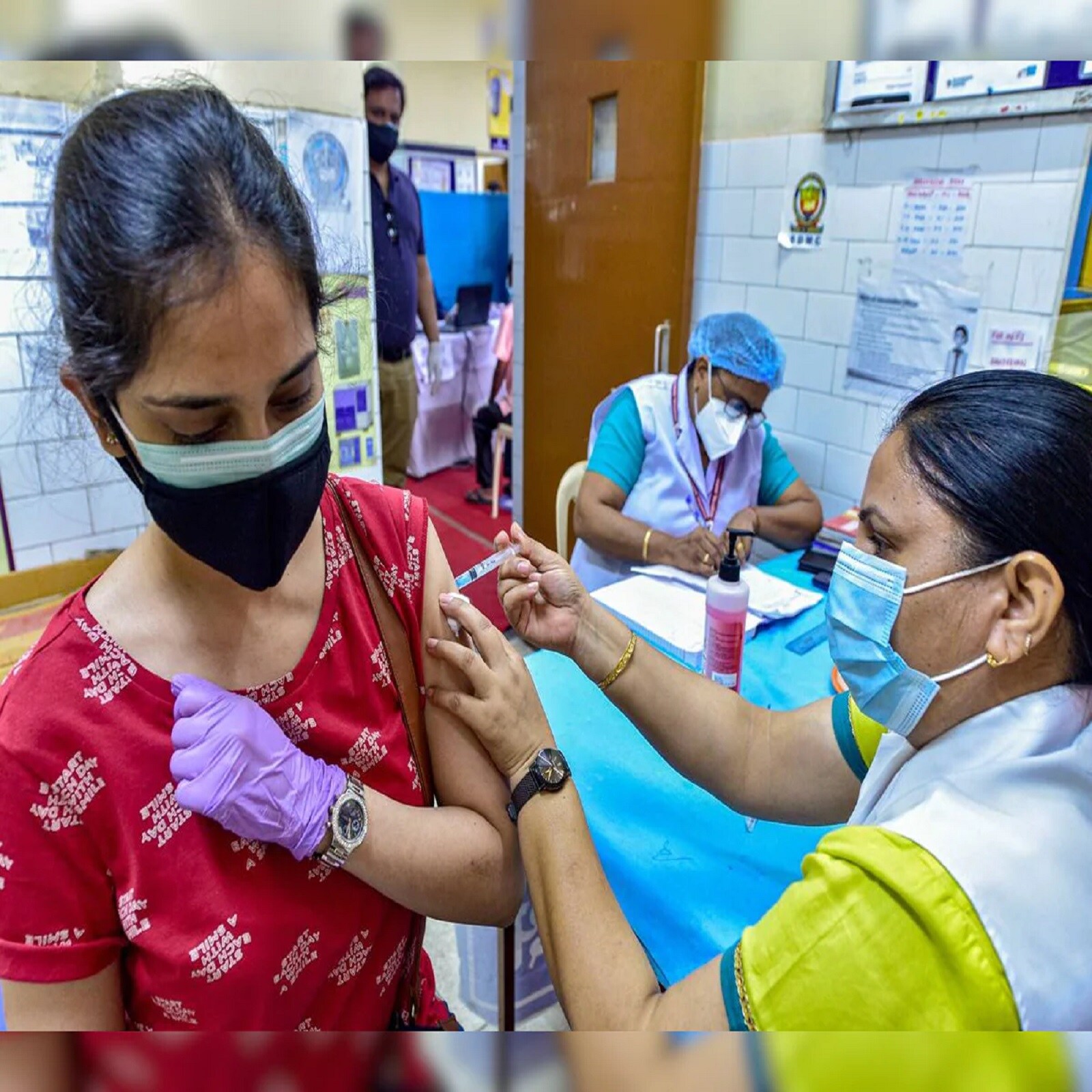  ગુજરાતમાં કોરોના રસી અંગે વાત કરીએ તો બુધવારે સાંજના પાંચ વાગ્યાથી આજે ગુરુવારે સાંજના ચાર વાગ્યા સુધીમાં ગુજરાતભરમાં કુલ 421081 કોરોના ડોઝ આપવમાં આવ્યા છે. ત્યારે અત્યાર સુધીમાં કુલ 81903703 કોરોના ડોઝ આપવામાં આવ્યા છે. (પ્રતિકાત્મક તસવીર)