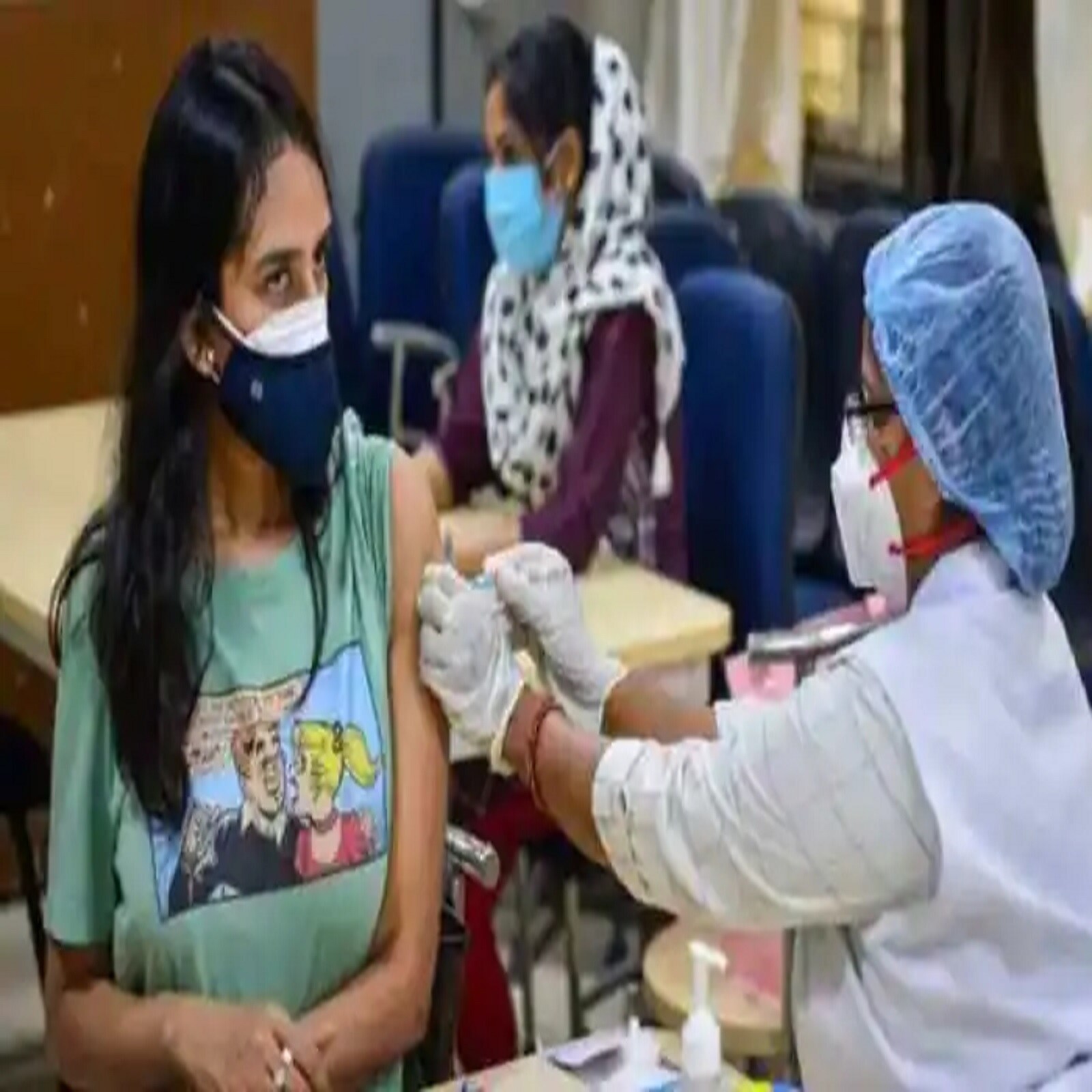 Gujarat coronavirus: કોરોના વાયરસના નવા વેરિએન્ટ (coronavirus new variant) ઓમિક્રોને (Omicron) સમગ્ર વિશ્વમાં ભયનો માહોલ બનાવ્યો છે. વધારે સંક્રમક્તાના કારણે લોકોમાં પણ ભય ફેલાયેલો છે. ત્યારે ગુજરાતમાં પણ ઓમિક્રોનના શંકાસ્પદ કેસના (Suspected case of Omicron) પગલે લોકો ડરી રહ્યા છે. આવી સ્થિતિ વચ્ચે કોરોના વાયરસના નવા કેસોની વાત કરીએ તો છેલ્લા 24 કલાકમાં કોરોના વાયરસમાં (Gujarat coronavirus update) નજીવો ઘટાડો થયો હતો. આમ આજે શુક્રવારે છેલ્લા 24 કલાક દરમિયાન 45 નવા કેસો નોંધાયા છે. જ્યારે 45 દર્દીઓ સાજા થયા હતા. આમ રિકવરી રેટ 98.74 ટકા થયો હતો. (પ્રતિકાત્મક તસવીર) Gujarat coronavirus: કોરોના વાયરસના નવા વેરિએન્ટ (coronavirus new variant) ઓમિક્રોને (Omicron) સમગ્ર વિશ્વમાં ભયનો માહોલ બનાવ્યો છે. વધારે સંક્રમક્તાના કારણે લોકોમાં પણ ભય ફેલાયેલો છે. ત્યારે ગુજરાતમાં પણ ઓમિક્રોનના શંકાસ્પદ કેસના (Suspected case of Omicron) પગલે લોકો ડરી રહ્યા છે. આવી સ્થિતિ વચ્ચે કોરોના વાયરસના નવા કેસોની વાત કરીએ તો છેલ્લા 24 કલાકમાં કોરોના વાયરસમાં (Gujarat coronavirus update) નજીવો ઘટાડો થયો હતો. આમ આજે શુક્રવારે છેલ્લા 24 કલાક દરમિયાન 45 નવા કેસો નોંધાયા છે. જ્યારે 45 દર્દીઓ સાજા થયા હતા. આમ રિકવરી રેટ 98.74 ટકા થયો હતો. (પ્રતિકાત્મક તસવીર)