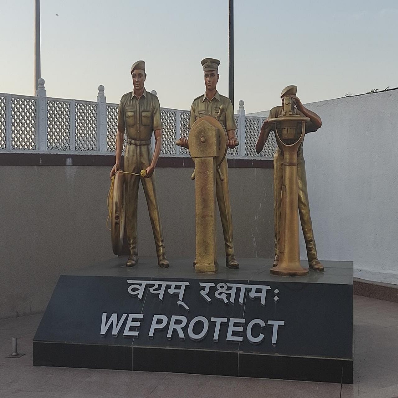  સિદ્ધાર્થ ધોળકિયા, અમદાવાદ : આકાશ હોય કે દરિયાઈ પાણી દેશના દુશ્મનોને ધૂળ ચટાડવા કે ડૂબતા વ્યક્તિનો જીવ બચાવવા માટે ભારતીય તટ રક્ષક દળ (Indian Coast Guard)અત્યાધુનિક ટેકનોલોજી (Technology)અને હથિયારોથી સજ્જ રહેતું જોવા મળે છે. તેના હિંમતવાન જાંબાઝ જવાનોનું મનોબળ અને તેમાં સૌથી અગ્રેસર રહે છે તેમના લડાકુ તત્પર રહેતા જહાજો અને વિમાનો. ભારતના દરિયાઈ સીમાની રક્ષા કાજે પાણી અને આકાશ માર્ગે કોઈ પણ ઓપરેશનને (Operation)અંજામ આપવા માટે ભારતીય તટ રક્ષક દળ સંપૂર્ણ રીતે સજ્જ છે.