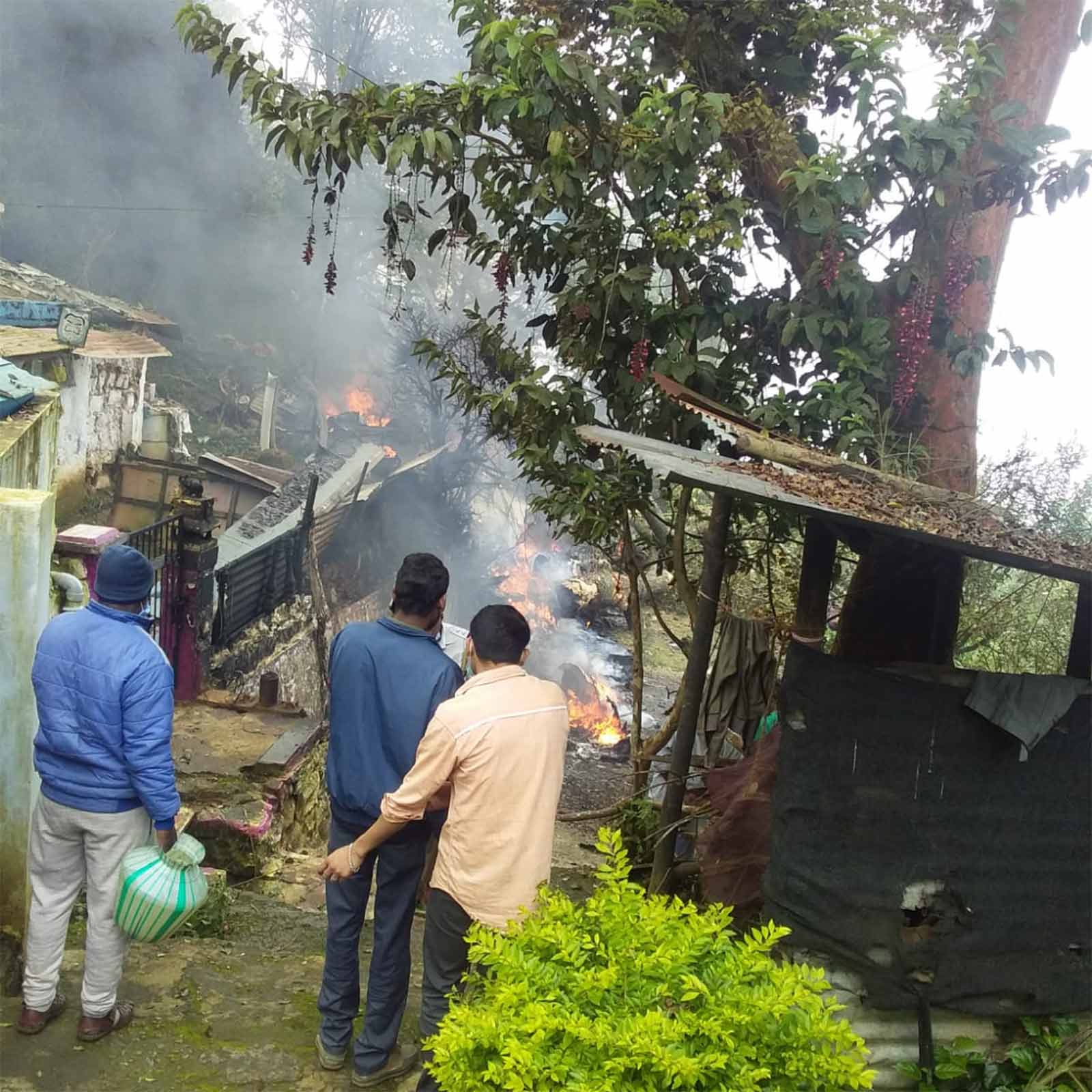 નવી દિલ્હી: Army helicopter crash In Tamil Nadu: ચીફ ઓફ ડિફેન્સ સ્ટાફ બિપિન રાવત (CDS Bipin Rawat) તેમજ સેનાના વરિષ્ઠ અધિકારીઓને લઈને જતું હેલિકોપ્ટર IAF Mi-17 V5 તામિલનાડુના કુન્નૂર (Coonoor) ખાતે ક્રેશ થઈ ગયું છે. અકસ્માતમાં 11 જેટલા લોકોનાં મૃતદેહ મળી આવ્યા છે. એવું કહેવામાં આવી રહ્યું છે કે હેલિકોપ્ટરમાં સીડીએસ બિપિન રાવતના પત્ની પણ સવાર હતા. હેલિકોપ્ટરમાં 14 લોકો સવાર હોવાની માહિતી મળી છે. ત્રણ લોકોને ગંભીર રીતે ઘાયલ અવસ્થામાં હૉસ્પિટલ ખસેડવામાં આવ્યા હોવાની માહિતી પણ સામે આવી છે. હેલિકોપ્ટર ક્રેશ થયું છે તે વિસ્તાર નિલગીરી પર્તમાળા છે. આ વિસ્તારમાં ગાઢ જંગલ આવેલું છે. અકસ્માત ઘટનાસ્થળના વીડિયો અને તસવીર સામે આવી છે. આ તસવીર ખરેખર ધ્રુજાવી દે તેવી છે. નવી દિલ્હી: Army helicopter crash In Tamil Nadu: ચીફ ઓફ ડિફેન્સ સ્ટાફ બિપિન રાવત (CDS Bipin Rawat) તેમજ સેનાના વરિષ્ઠ અધિકારીઓને લઈને જતું હેલિકોપ્ટર IAF Mi-17 V5 તામિલનાડુના કુન્નૂર (Coonoor) ખાતે ક્રેશ થઈ ગયું છે. અકસ્માતમાં 11 જેટલા લોકોનાં મૃતદેહ મળી આવ્યા છે. એવું કહેવામાં આવી રહ્યું છે કે હેલિકોપ્ટરમાં સીડીએસ બિપિન રાવતના પત્ની પણ સવાર હતા. હેલિકોપ્ટરમાં 14 લોકો સવાર હોવાની માહિતી મળી છે. ત્રણ લોકોને ગંભીર રીતે ઘાયલ અવસ્થામાં હૉસ્પિટલ ખસેડવામાં આવ્યા હોવાની માહિતી પણ સામે આવી છે. હેલિકોપ્ટર ક્રેશ થયું છે તે વિસ્તાર નિલગીરી પર્તમાળા છે. આ વિસ્તારમાં ગાઢ જંગલ આવેલું છે. અકસ્માત ઘટનાસ્થળના વીડિયો અને તસવીર સામે આવી છે. આ તસવીર ખરેખર ધ્રુજાવી દે તેવી છે.