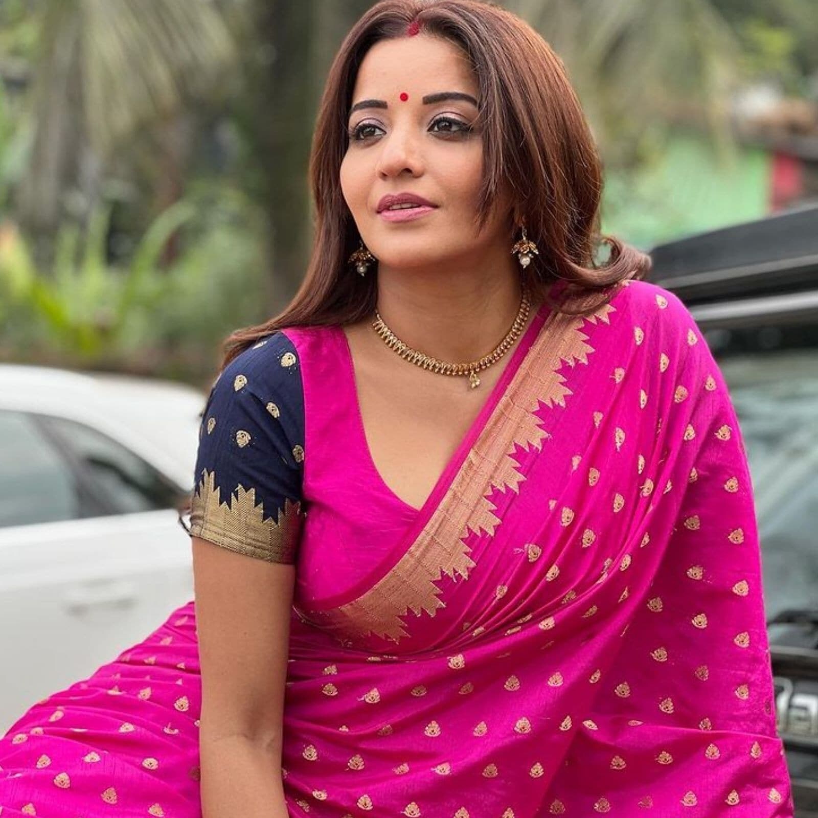 મોનાલિસા ફિલ્મોમાં દેખાય તે પહેલા તેના કાકાએ તેને સ્ટેજ પર નામ આપ્યું હતું. આજે સ્થિતિ એ છે કે, તે તેના વાસ્તવિક નામથી નહીં પરંતુ તેમના સ્ટેજના નામથી આખા દેશમાં પ્રખ્યાત છે. હવે જો તેની નેટવર્થની વાત કરીએ તો મીડિયા રિપોર્ટ્સમાં કહેવામાં આવ્યું છે કે, તે $2.5 મિલિયન (Monalisa Net Worth)ની માલિક છે. મોનાલિસા ફિલ્મોમાં દેખાય તે પહેલા તેના કાકાએ તેને સ્ટેજ પર નામ આપ્યું હતું. આજે સ્થિતિ એ છે કે, તે તેના વાસ્તવિક નામથી નહીં પરંતુ તેમના સ્ટેજના નામથી આખા દેશમાં પ્રખ્યાત છે. હવે જો તેની નેટવર્થની વાત કરીએ તો મીડિયા રિપોર્ટ્સમાં કહેવામાં આવ્યું છે કે, તે $2.5 મિલિયન (Monalisa Net Worth)ની માલિક છે.