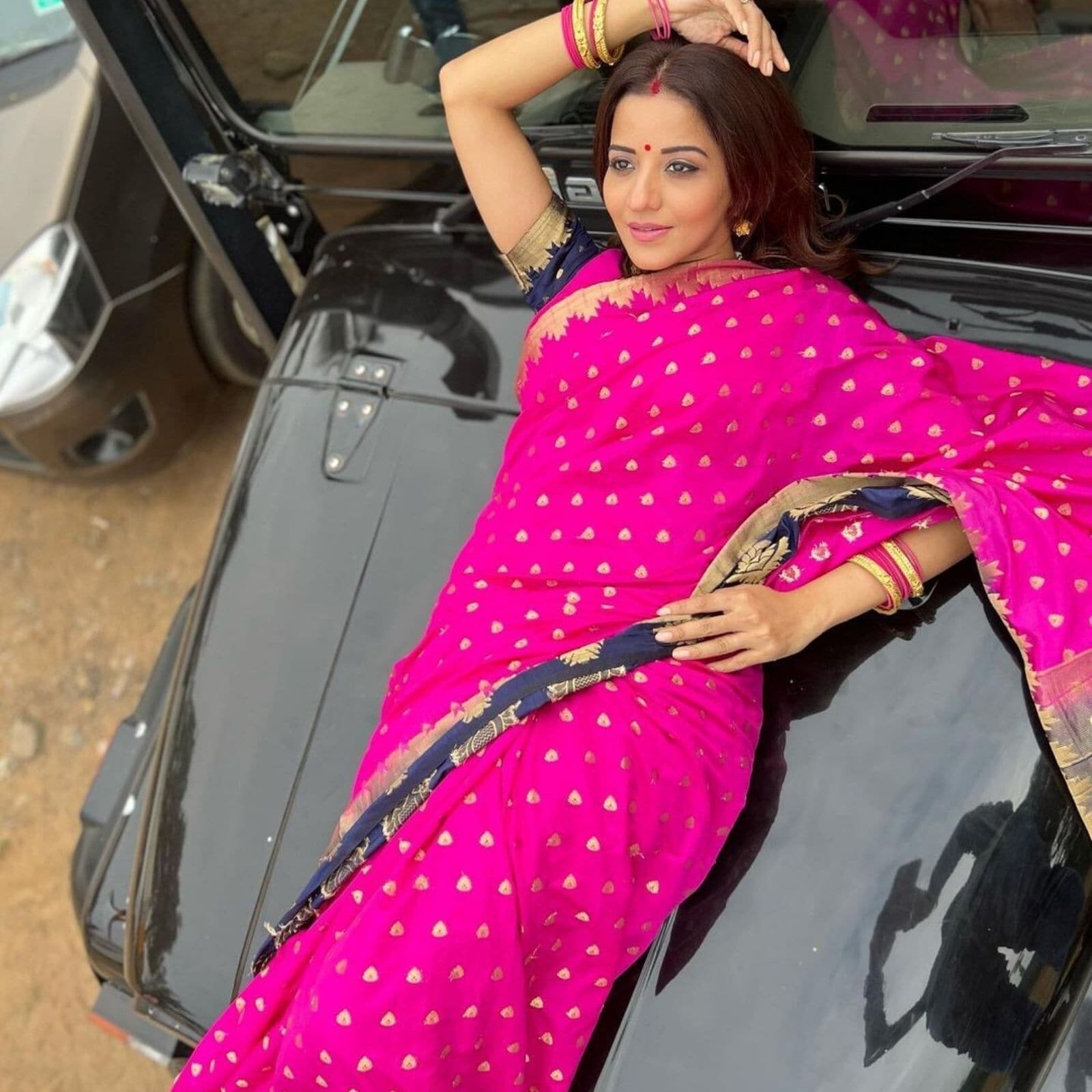 મોનાલિસા પતિ વિક્રાંત સિંહ રાજપૂત કરતાં વધુ સ્ટાઇલિશ અને લક્ઝરી લાઇફ જીવે છે. જો કે અભિનેત્રીના વર્ક ફ્રન્ટની વાત કરીએ તો તેની પાસે ઘણા પ્રોજેક્ટ છે. આમાં તેની પાસે 'રાત્રી કે યાત્રી 2' અને 'ધાપા' જેવી વેબ સિરીઝ છે. આ દિવસોમાં તે 'પૂર્વી'ના શૂટિંગમાં વ્યસ્ત છે. મોનાલિસા પતિ વિક્રાંત સિંહ રાજપૂત કરતાં વધુ સ્ટાઇલિશ અને લક્ઝરી લાઇફ જીવે છે. જો કે અભિનેત્રીના વર્ક ફ્રન્ટની વાત કરીએ તો તેની પાસે ઘણા પ્રોજેક્ટ છે. આમાં તેની પાસે 'રાત્રી કે યાત્રી 2' અને 'ધાપા' જેવી વેબ સિરીઝ છે. આ દિવસોમાં તે 'પૂર્વી'ના શૂટિંગમાં વ્યસ્ત છે.