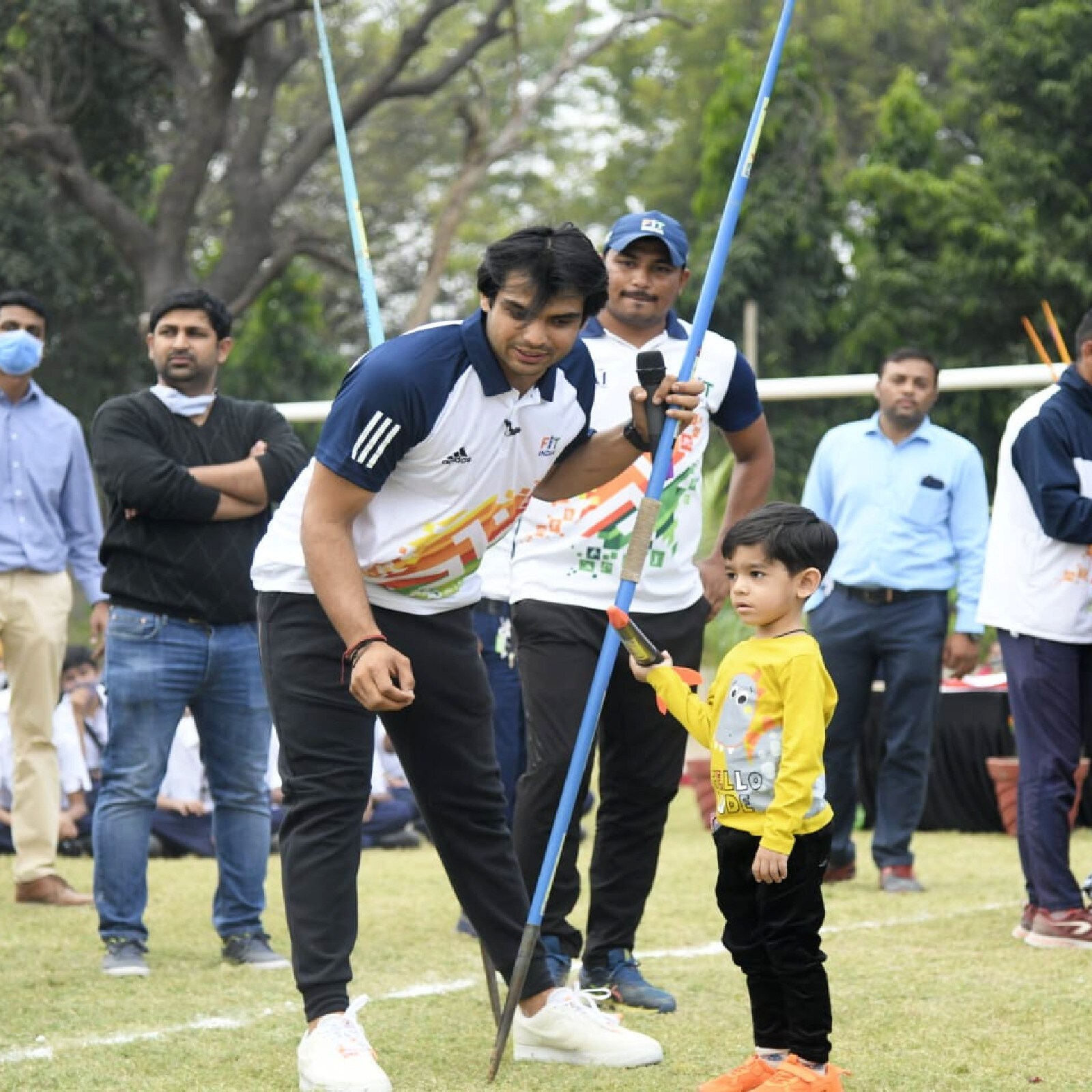 દીપિકા ખુમાણ, અમદાવાદ : ઓલિમ્પિક્સમાં (Olympics Gold Medal Winner Neeraj Chopra Ahmedabad Visit) ચંદ્રક વિજેતા ભાલા ફેંક ચેમ્પિયન નીરજ ચોપરાએ મહત્વાકાંક્ષી સંપર્ક કાર્યક્રમનો પ્રારંભ કર્યો છે, જે ભારતના ટોચના એથલેટ્સને શાળાના બાળકો સાથે જોડવાનું કામ કરે છે. આ કાર્યક્રમ અંતર્ગત તેમણે અમદાવાદમાં સંસ્કારધામ (Neeraj chopra visited Sanskardham Ahmedabad) ખાતે 75 શાળાના વિદ્યાર્થીઓ સાથે સંવાદ કર્યો હતો. નીરજ ચોપરા વિદ્યાર્થીઓ સાથે વિવિધ પ્રકારની રમતો રમ્યા હતા અને તેમને ભાલા ફેંક (જેવલિન થ્રો)ની (Neeraj Chopra Played Games in Ahmedabad) રમત વિશે કેટલાક સૂચનો પણ આપ્યા હતા. તેમણે સંતુલિત આહાર, તંદુરસ્તી અને રમતગમતના મહત્વ વિશે પણ વિદ્યાર્થીઓને સંબોધન આપ્યું હતું. તેમણે વિદ્યાર્થીઓના જિજ્ઞાસાપૂર્ણ પ્રશ્નોના સહજ જવાબો આપીને તેમનામાં રોમાંચ જગાવી દીધો હતો. દીપિકા ખુમાણ, અમદાવાદ : ઓલિમ્પિક્સમાં (Olympics Gold Medal Winner Neeraj Chopra Ahmedabad Visit) ચંદ્રક વિજેતા ભાલા ફેંક ચેમ્પિયન નીરજ ચોપરાએ મહત્વાકાંક્ષી સંપર્ક કાર્યક્રમનો પ્રારંભ કર્યો છે, જે ભારતના ટોચના એથલેટ્સને શાળાના બાળકો સાથે જોડવાનું કામ કરે છે. આ કાર્યક્રમ અંતર્ગત તેમણે અમદાવાદમાં સંસ્કારધામ (Neeraj chopra visited Sanskardham Ahmedabad) ખાતે 75 શાળાના વિદ્યાર્થીઓ સાથે સંવાદ કર્યો હતો. નીરજ ચોપરા વિદ્યાર્થીઓ સાથે વિવિધ પ્રકારની રમતો રમ્યા હતા અને તેમને ભાલા ફેંક (જેવલિન થ્રો)ની (Neeraj Chopra Played Games in Ahmedabad) રમત વિશે કેટલાક સૂચનો પણ આપ્યા હતા. તેમણે સંતુલિત આહાર, તંદુરસ્તી અને રમતગમતના મહત્વ વિશે પણ વિદ્યાર્થીઓને સંબોધન આપ્યું હતું. તેમણે વિદ્યાર્થીઓના જિજ્ઞાસાપૂર્ણ પ્રશ્નોના સહજ જવાબો આપીને તેમનામાં રોમાંચ જગાવી દીધો હતો.
