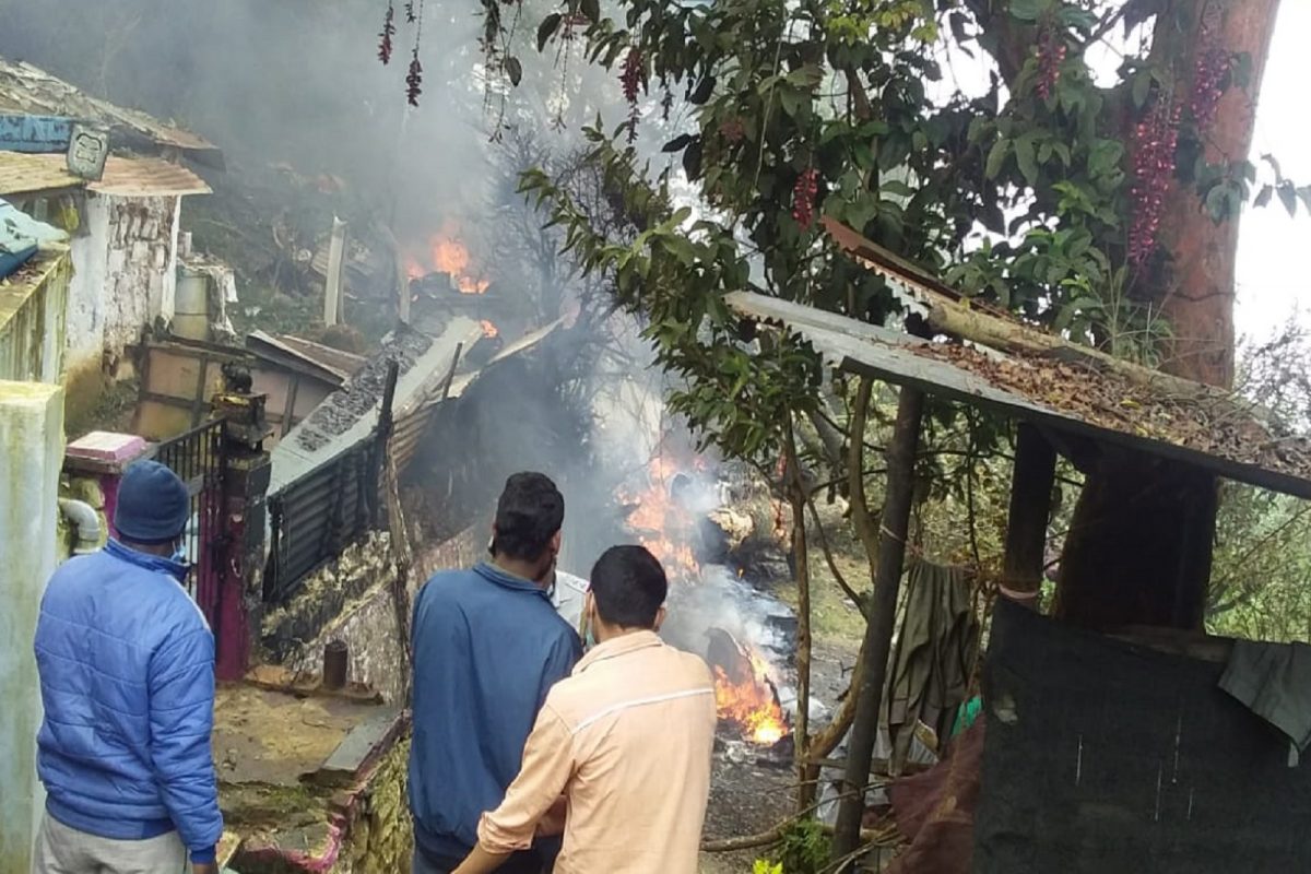 CDS Bipin Rawat Helicopter crash Live Updates : CDS બિપિન રાવત અને સ્ટાફને લઇ જતું હેલિકોપ્ટર ક્રેશ, 13ના મોત CDS Bipin Rawat Helicopter crash Live Updates : CDS બિપિન રાવત અને સ્ટાફને લઇ જતું હેલિકોપ્ટર ક્રેશ, 13ના મોત