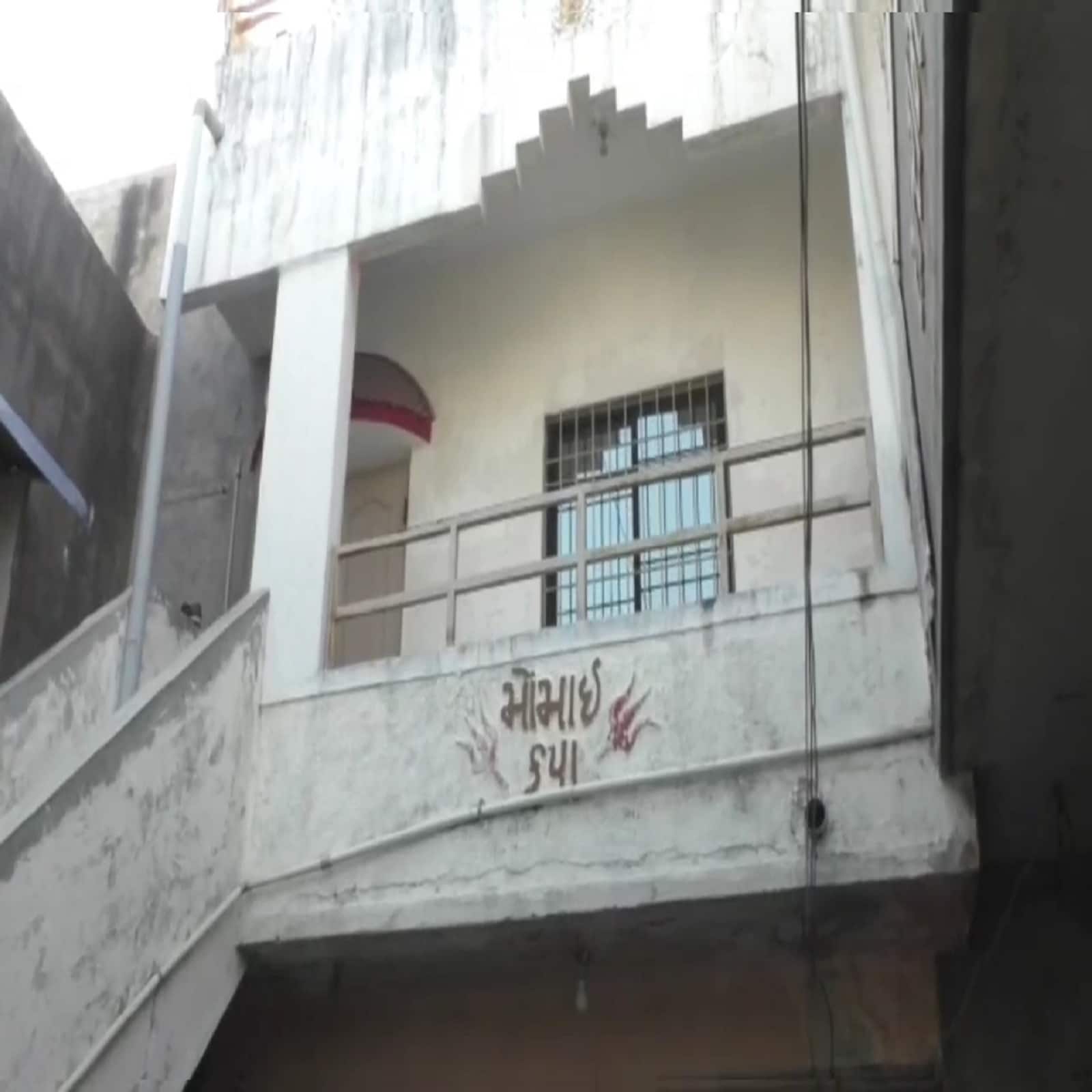 કિંજલ કારસરીયા, જામનગર : જામનગરમાં (Jamnagar news) પોલીસ સ્ટેશનમાં જે (Police station) પરિવારે ચોરી લૂંટની ફરિયાદ (theft-loots complaint) કરી હતી તે જ પરિવારનો યુવાને અંગત સ્વાર્થ માટે પોતાના જ ઘરમાં ખાતર પાડયું પોલીસ તપાસમાં ખુલ્યું છે. જામનગરમાં નવાગામ ઘેડ વિસ્તારમાં ઇન્દિરા સોસાયટીમાં રહેતા એક પરિવારના ઘરે ત્રાટકી બંદુકધારી ત્રણ લુટારુઓએ આચરેલી લુંટની (loots in home) ઘટના ઉપજાવી કાઢેલ હોવાનું સામે આવ્યું છે. કિંજલ કારસરીયા, જામનગર : જામનગરમાં (Jamnagar news) પોલીસ સ્ટેશનમાં જે (Police station) પરિવારે ચોરી લૂંટની ફરિયાદ (theft-loots complaint) કરી હતી તે જ પરિવારનો યુવાને અંગત સ્વાર્થ માટે પોતાના જ ઘરમાં ખાતર પાડયું પોલીસ તપાસમાં ખુલ્યું છે. જામનગરમાં નવાગામ ઘેડ વિસ્તારમાં ઇન્દિરા સોસાયટીમાં રહેતા એક પરિવારના ઘરે ત્રાટકી બંદુકધારી ત્રણ લુટારુઓએ આચરેલી લુંટની (loots in home) ઘટના ઉપજાવી કાઢેલ હોવાનું સામે આવ્યું છે.