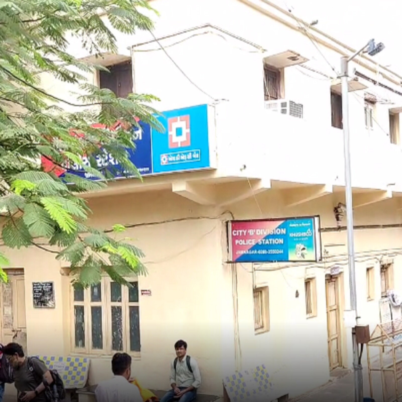 પોલીસ તપાસમાં ભાંડો ફૂટી જતા સમગ્ર ઘટના સામે આવી હતી. યુવાન બાબુ જોગલે તો હાર કેટલાય સમયથી વેચી માર્યો હતો. પરંતુ પોતાના મોટાભાઈના પત્નીને લગ્ન પ્રસંગે બહાર ગામ જવાનું હોવાથી તેઓએ હાર પહેરવા માંગ્યો હતો. જેથી હાર વેચી નાખ્યો છે. એમ ઘરે ભાંડો ફૂટી જશે એમ લાગતા બાબુએ માતાને સમજાવી લુંટનું નાટક કરવા કહ્યું હોવાનું પોલીસ તપાસમાં સામે આવ્યું છે. પોલીસ તપાસમાં ભાંડો ફૂટી જતા સમગ્ર ઘટના સામે આવી હતી. યુવાન બાબુ જોગલે તો હાર કેટલાય સમયથી વેચી માર્યો હતો. પરંતુ પોતાના મોટાભાઈના પત્નીને લગ્ન પ્રસંગે બહાર ગામ જવાનું હોવાથી તેઓએ હાર પહેરવા માંગ્યો હતો. જેથી હાર વેચી નાખ્યો છે. એમ ઘરે ભાંડો ફૂટી જશે એમ લાગતા બાબુએ માતાને સમજાવી લુંટનું નાટક કરવા કહ્યું હોવાનું પોલીસ તપાસમાં સામે આવ્યું છે.