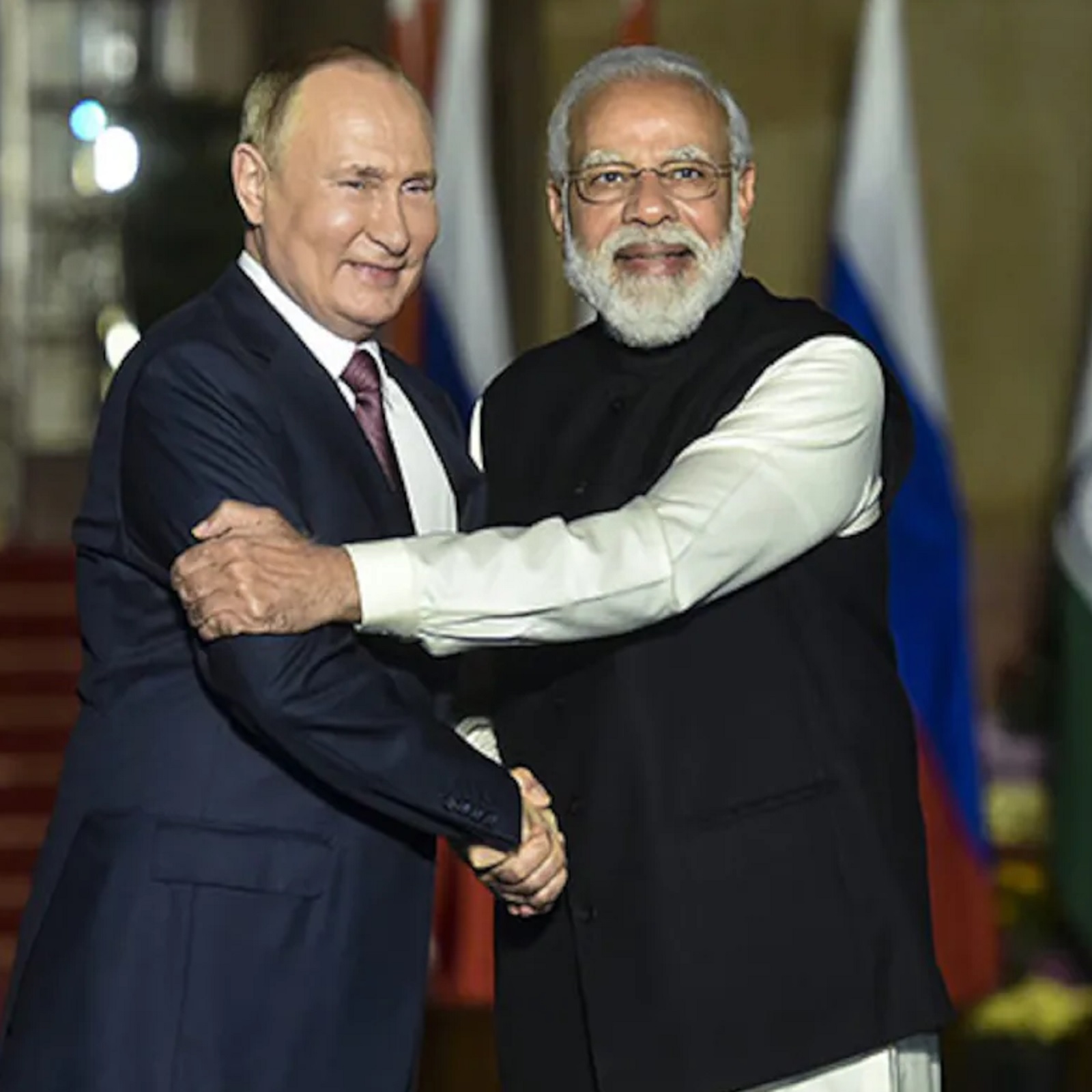  Gift From Gujarat: વડાપ્રધાન નરેન્દ્ર મોદીએ (PM Narendra Modi) સોમવારે 6 ડિસેમ્બરના રોજ કહ્યું હતું કે, ભારત અને રશિયા (India Russia relation) વચ્ચેના સંબંધો ખરેખર મિત્રતાનું અનોખું અને વિશ્વસનીય મોડેલ છે. 21મી વાર્ષિક ભારત-રશિયા સમિટ (21st annual India-Russia summit) દરમિયાન, મોદીએ ભારત-રશિયા દ્વિપક્ષીય સંબંધોને 'વિશેષ અને વિશેષાધિકૃત' વ્યૂહાત્મક ભાગીદારી તરીકે બિરદાવ્યા હતા. આ મુલાકાત બાદ વડાપ્રધાન મોદીએ રશિયન રાષ્ટ્રપતિ પુતિનને ( Russian President Vladimir Putin) ગુજરાતી વસ્તુની ભેટ (PM Modi gives Gujarat based gift ) આપી હતી. ખંભાતના આદિવાસી સમુદાયે અકીક પથ્થરમાંથી બનાવેલા બાઉલ ભેટમાં આપ્યા હતા.