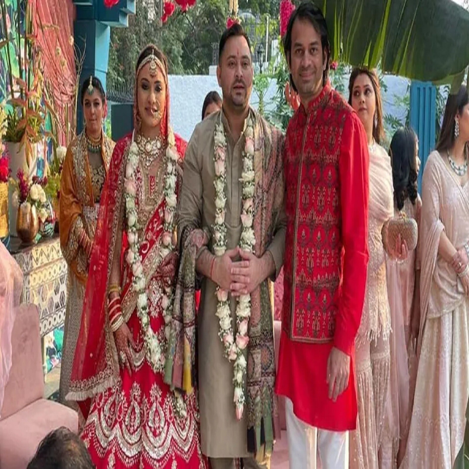 નવી દિલ્હી : બિહારના પૂર્વ ઉપ મુખ્યમંત્રી અને લાલુ પ્રસાદ યાદવના નાના પુત્ર તેજસ્વી યાદવ (Tejashwi Yadav)ગુરુવારે દિલ્હીમાં લગ્નના બંધનમાં બંધાયા છે. તેજસ્વી યાદવે (tejashwi yadav marriage)રેચલ નામની યુવતીને પોતાની જીવનસાથી બનાવી છે. લાલ યાદવની નાની વહુનું નામ સામે આવ્યું છે અને આ વાતની પૃષ્ટી લાલુ યાદવના પુત્રી અને તેજસ્વી યાદવની બહેન રોહિણી આચાર્યએ કરી છે. સોશિયલ મીડિયામાં એક્ટિવ રહેનારી રોહિણીએ તેજસ્વી યાદવની (Tejashwi Yadav Wife)એક તસવીર ટ્વિટ કરતા લખ્યું કે તેના પરિવારની વહુનું નામ રેચલ (rachel)છે. નવી દિલ્હી : બિહારના પૂર્વ ઉપ મુખ્યમંત્રી અને લાલુ પ્રસાદ યાદવના નાના પુત્ર તેજસ્વી યાદવ (Tejashwi Yadav)ગુરુવારે દિલ્હીમાં લગ્નના બંધનમાં બંધાયા છે. તેજસ્વી યાદવે (tejashwi yadav marriage)રેચલ નામની યુવતીને પોતાની જીવનસાથી બનાવી છે. લાલ યાદવની નાની વહુનું નામ સામે આવ્યું છે અને આ વાતની પૃષ્ટી લાલુ યાદવના પુત્રી અને તેજસ્વી યાદવની બહેન રોહિણી આચાર્યએ કરી છે. સોશિયલ મીડિયામાં એક્ટિવ રહેનારી રોહિણીએ તેજસ્વી યાદવની (Tejashwi Yadav Wife)એક તસવીર ટ્વિટ કરતા લખ્યું કે તેના પરિવારની વહુનું નામ રેચલ (rachel)છે.