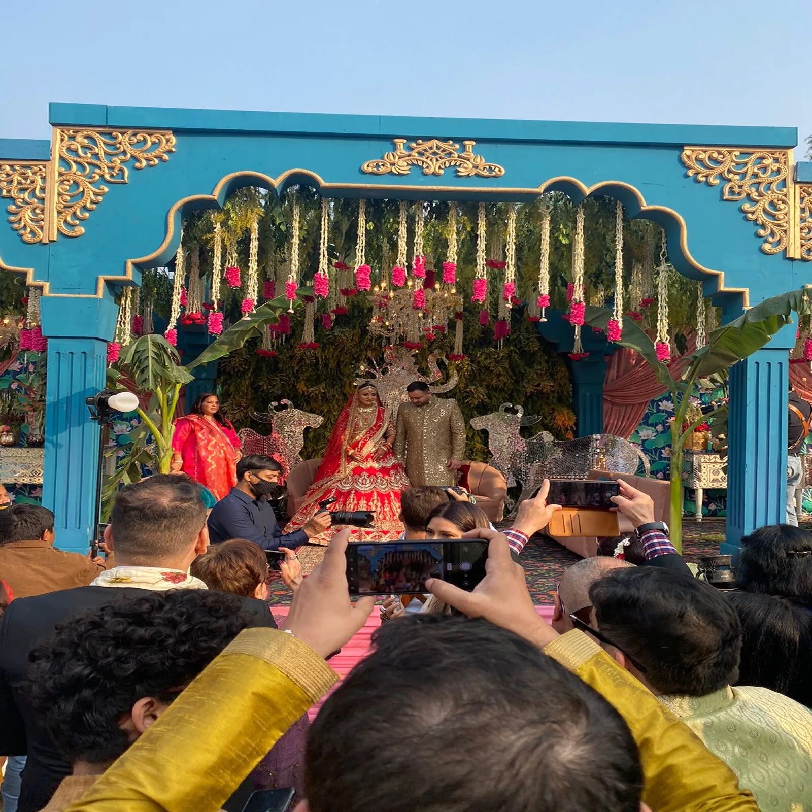 રોહિણીએ લખ્યું છે કે અમે પાસે નથી પણ મારા આશીર્વાદ બન્નેની સાથે છે. રેચલ છેલ્લા ઘણા દિવસોથી તેજસ્વી યાદવ અને લાલુ પરિવારના સંપર્કમાં હતી. તેનું આખું નામ રેચલ આયરિશ છે. જેમ-જેમ લોકોને આ વિશે ખબર પડી તો ટ્વિટર પર રેચલના ફોલોઅર્સની સંખ્યા અચાનક વધવા લાગી છે. લાલુ પરિવારની નાની વહુ વિશે રોહિણીના ટ્વિટ પહેલા સુધી સસ્પેન્સ હતું. જોકે રોહિણીએ લગ્નની પૃષ્ટી કરતાની સાથે જ સાર્વજનિક રૂપથી જાહેરાત કરી હતી. રોહિણીએ લખ્યું છે કે અમે પાસે નથી પણ મારા આશીર્વાદ બન્નેની સાથે છે. રેચલ છેલ્લા ઘણા દિવસોથી તેજસ્વી યાદવ અને લાલુ પરિવારના સંપર્કમાં હતી. તેનું આખું નામ રેચલ આયરિશ છે. જેમ-જેમ લોકોને આ વિશે ખબર પડી તો ટ્વિટર પર રેચલના ફોલોઅર્સની સંખ્યા અચાનક વધવા લાગી છે. લાલુ પરિવારની નાની વહુ વિશે રોહિણીના ટ્વિટ પહેલા સુધી સસ્પેન્સ હતું. જોકે રોહિણીએ લગ્નની પૃષ્ટી કરતાની સાથે જ સાર્વજનિક રૂપથી જાહેરાત કરી હતી.