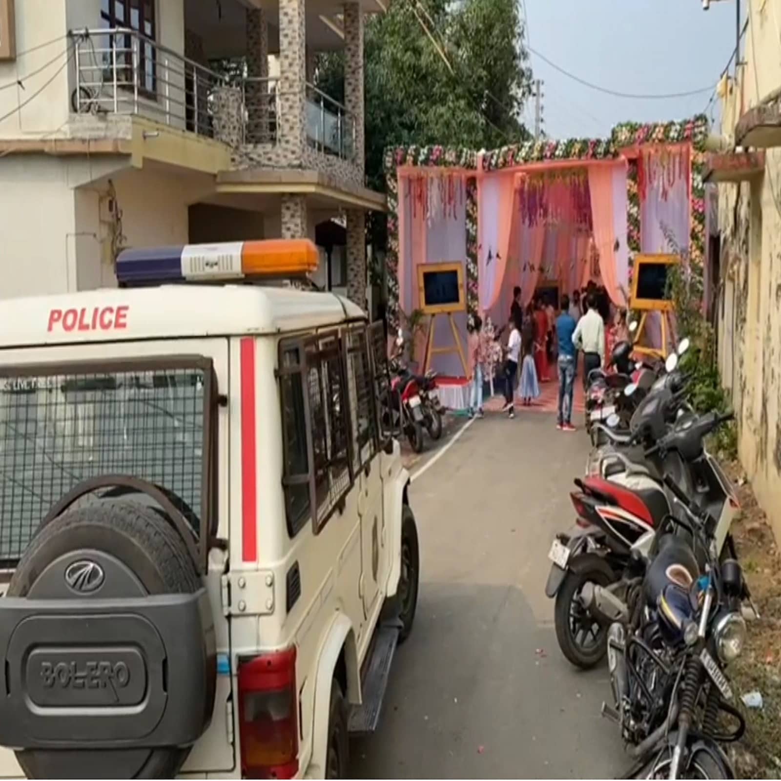 ભરતસિંહ વાઢેર, વલસાડ: વલસાડના (valsad) પારનેરા પારડી ગામમાં (Parnera pardi village) એક પરિવારના લગ્ન પ્રસંગ (theft in marriage) વખતે ઘરમાંથી અંદાજે 40 તોલા સોનાના ઘરેણાં અને 15 હજારની મત્તાની ચોરી (theft) થતાં ચકચાર મચી ગઈ છે. પરિવાર લગ્નમાં મામેરાની વિધિમાં (mameru) વ્યસ્થ હતું એ વખતે જ બંગલામાંથી લાખો રૂપિયાની મત્તાની ચોરી થતા લગ્ન પ્રસંગમાં દોડધામ મચી ગઇ હતી અને પોલીસ (police) લગ્ન મંડપમાં પહોંચી તપાસ હાથ ધરી હતી. ભરતસિંહ વાઢેર, વલસાડ: વલસાડના (valsad) પારનેરા પારડી ગામમાં (Parnera pardi village) એક પરિવારના લગ્ન પ્રસંગ (theft in marriage) વખતે ઘરમાંથી અંદાજે 40 તોલા સોનાના ઘરેણાં અને 15 હજારની મત્તાની ચોરી (theft) થતાં ચકચાર મચી ગઈ છે. પરિવાર લગ્નમાં મામેરાની વિધિમાં (mameru) વ્યસ્થ હતું એ વખતે જ બંગલામાંથી લાખો રૂપિયાની મત્તાની ચોરી થતા લગ્ન પ્રસંગમાં દોડધામ મચી ગઇ હતી અને પોલીસ (police) લગ્ન મંડપમાં પહોંચી તપાસ હાથ ધરી હતી.