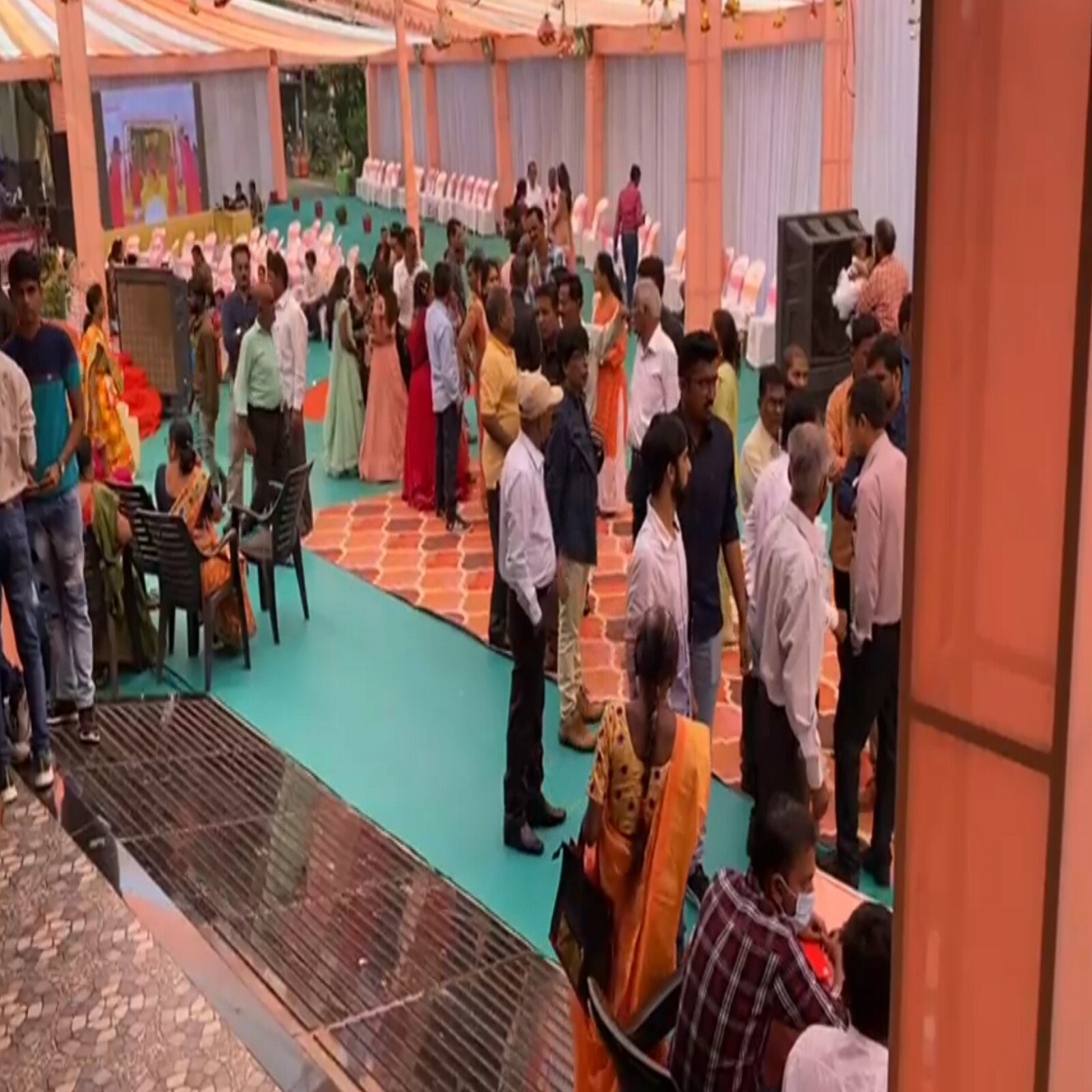 બનાવની જાણ થતાં પોલીસ પારનેરા પારડીમાં રહેતા લગ્ન ના યજમાન એવા નીતિનભાઈ રણછોડભાઈ પટેલ ના ઘરે લગ્ન ના માંડવા માં પહોચી હતી. અને ચોરી મામલે પરિવારના સભ્યો અને લગ્નમાં આવેલા મહેમાનોની પણ પૂછપરછ હાથ ધરી હતી. બનાવની જાણ થતાં પોલીસ પારનેરા પારડીમાં રહેતા લગ્ન ના યજમાન એવા નીતિનભાઈ રણછોડભાઈ પટેલ ના ઘરે લગ્ન ના માંડવા માં પહોચી હતી. અને ચોરી મામલે પરિવારના સભ્યો અને લગ્નમાં આવેલા મહેમાનોની પણ પૂછપરછ હાથ ધરી હતી.