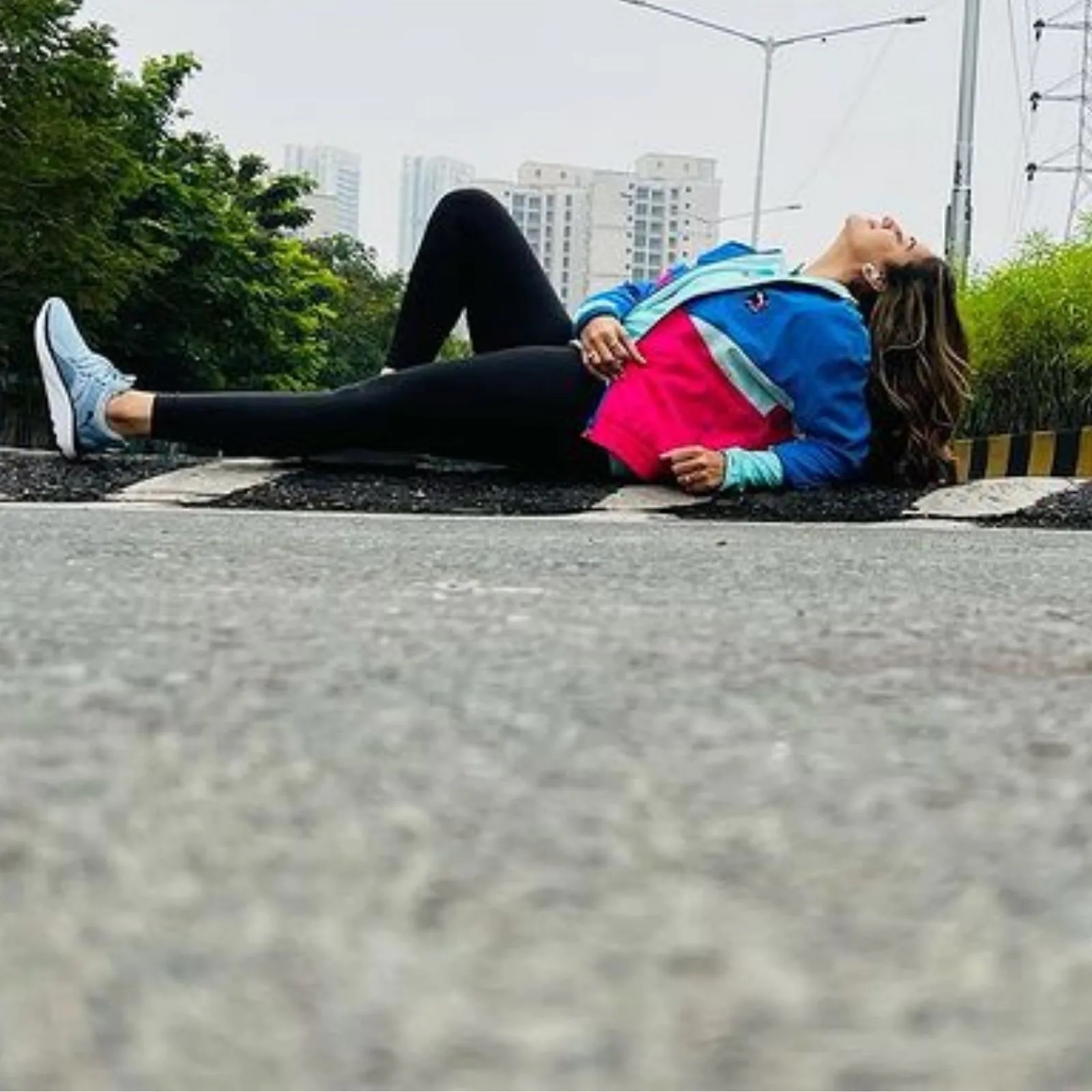  અક્ષરા સિંહે તેનાં ઇન્સ્ટાગ્રામ (Akshara Singh Instagram) પર તેની કેટલીક તસવીરો શેર કરી છે જેમાં તે રસ્તા પર સુતા સુતા, બેસીને ઘણાં બધા પોઝ આપી ફોટો ક્લિક કરવાને છે. તેની તસવીરો સોશિયલ મીડિયા પર વાયરલ છે.