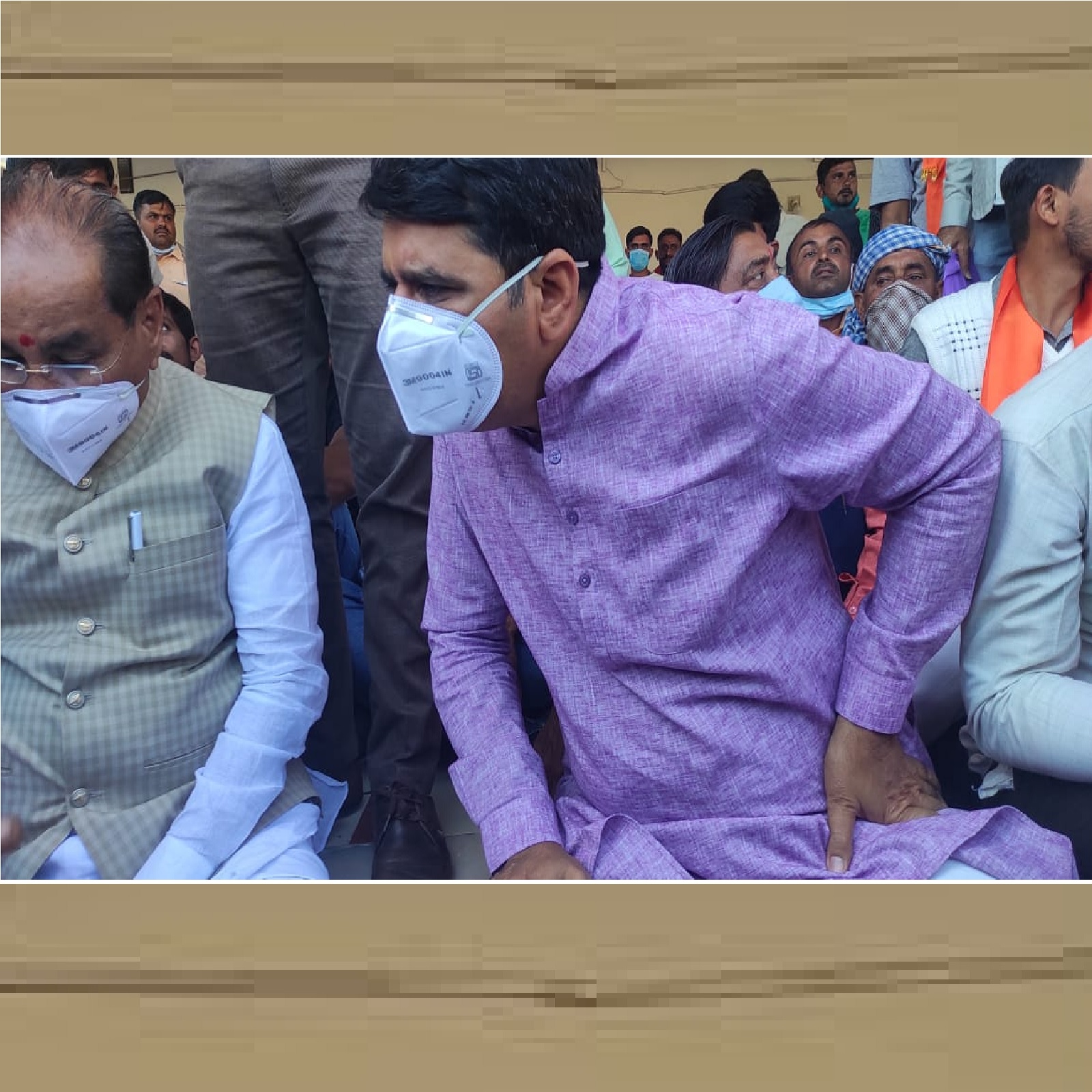  સંજય ટાંક, રાધનપુર: રાધનપુર (Radhanpur news) નજીક આવેલા ગામમાં એક વિધર્મી યુવકે એક યુવતીના ઘરમાં (knife attak on girl) ઘુસી હુમલો કર્યાની ઘટનાના ઘેરા પ્રત્યાઘાત પડ્યા છે. આ મામલે યુવતીના પરિવાર જનોને ન્યાય અપાવવા ભાજપના નેતા (BJP leader) અને પૂર્વ મંત્રી શંકર ચૌધરી મેદાને (ex minister shankar chaudhary) ઉતર્યા છે. સાથે તેઓએ ધંધુકામાં યુવકની હત્યામાં પણ ન્યાયિક તપાસ થાય તેવી માંગ કરી છે.