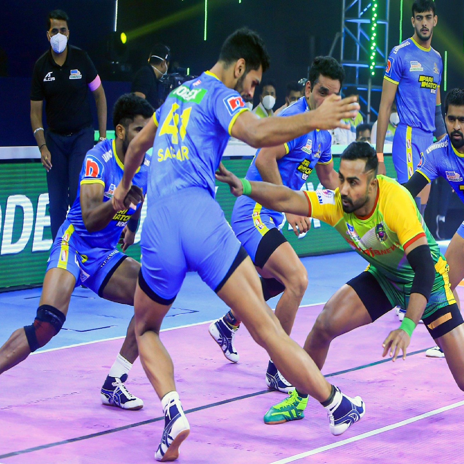  Pro Kabaddi League: પ્રો કબડ્ડી લીગમાં આજે ગુજરાત જાયન્ટ્સ અને દબંગ દિલ્હી કેસી વચ્ચે મુકાબલો ખેલાયો (Gujarat Giants vs Daband Delhi KC) હતો. આ મુકાબલામાં ગુજરાતને કારમો પરાજય મળ્યો છે. ગુજરાત જાયન્ટ્સે છેલ્લે 20મી જાન્યુઆરીએ મેચ રમી હતી અને તે મેચમાં વિજય મેળવ્યો હતો. આજે 9માં દિવસે મેદાનમાં આવેલી ટીમ હારી ગઈ છે.