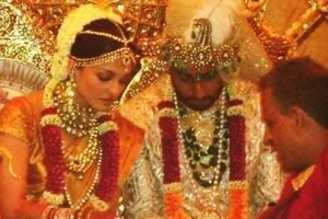 15 વર્ષ પહેલા Amitabh Bachchan ની વહુએ લગ્નમાં પહેરી હતી 75 લાખની સાડી, જાણો - ખાસિયત