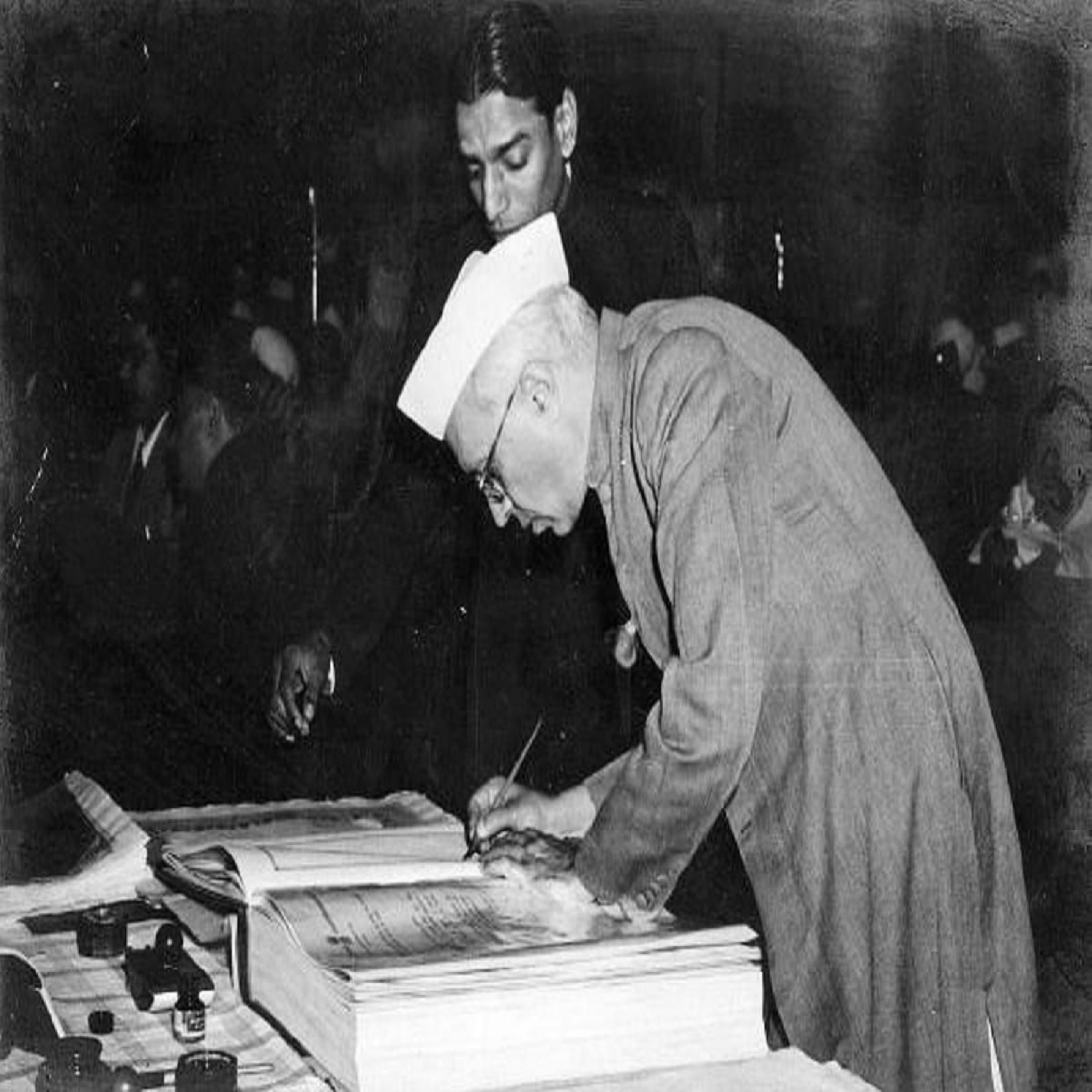  દેશ આજે 73મો પ્રજાસત્તાક દિવસ (Republic Day 2022) માનવી રહ્યો છે. વર્ષ 1950માં દેશભરમાં આજના દિવસે જ બંધારણ (constitution) લાગુ થયું હતું જેથી દેશ સંપૂર્ણ સ્વતંત્ર થઈ ગયો હતો. 26 જાન્યુઆરીના દિવસે જ ગણતંત્ર દિવસ ઉજવવાનું કારણ હતું. દેશના નેતાઓએ ભારતના પૂર્વ વડાપ્રધાન પંડિત જવાહરલાલ નહેરુ (Jawaharlal Nehru)ની અધ્યક્ષતામાં આજના દિવસે 1929માં કોંગ્રેસના લાહોર અધિવેશનમાં પૂર્ણ સ્વરાજનો સંકલ્પ લીધો હતો અને નક્કી કર્યું હતું કે દેશ આવતા વર્ષે એટલે કે 26 જાન્યુઆરી 1930ના પહેલો સ્વતંત્રતા દિવસ મનાવશે. (ફોટો: Wikimedia Commons)