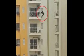 VIDEO: આ વ્યક્તિએ 12મા માળની બાલ્કનીમાંથી લટકી કસરત કરી