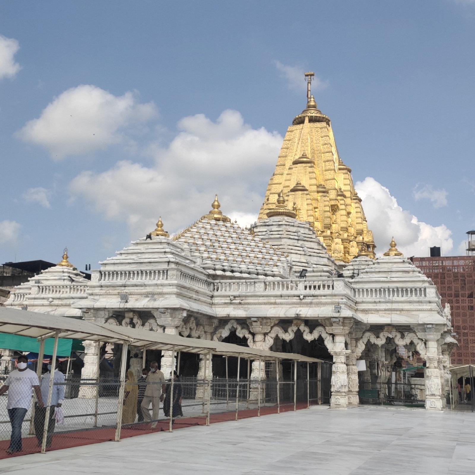  મહેન્દ્ર અગ્રવાલ, બનાસકાંઠા: આવતીકાલે 2  એપ્રિલથી ચૈત્રી નવરાત્રીનો (Chaitra Navratri 2022) પ્રારંભ થઇ રહ્યો છે. ત્યારે યાત્રાધામ અંબાજી (Ambaji Darshan) ખાતે આવતા હજારો દર્શનાર્થીઓને દર્શન આરતીનો (Ambaji aarti time) લાભ લેતા હોય છે. લોકોને દર્શન કરવામાં સરળતા રહે તેવા આશયથી અંબાજી મંદિરમાં (Navratri in Ambaji Temple) હિન્દુઓના વિક્રમ સંવતના નવા વર્ષથી  દર્શન આરતીનાં સમયમાં પણ ફેરફાર કરવામાં આવ્યો  છે. નવરાત્રીના પ્રથમ દિવસે, ઘટ સ્થાપનનો પણ સમય નક્કી કરવામાં આવ્યો છે.