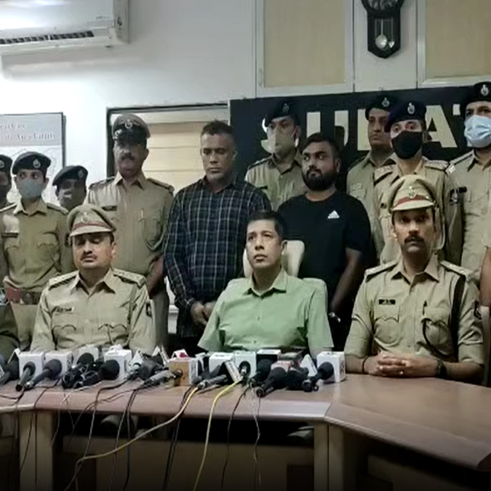  કિર્તેસ પટેલ, સુરતઃ સુરત પોલીસને (Surat police) સૌથી મોટી સફળતા મળી છે કરતાં વધુ ગુનામાં સંડોવાયેલો અને ગંભીર પ્રકારના ગુના કરવા માટે કહેવાયેલા સજજુ કોઠારી (Sajju kothari) કોર્ટમાંથી જામીન મળ્યા બાદ સુરતમાં નહીં રહેવાની સૂચના હોવા છતાં પણ તે સુરતમાં (surat) રહીને ગુનાહ હોવાની વિગત પોલીસને મળી હતી જેના આધારે પોલીસે 70 કરતાં વધુ કર્મચારીઓ સાથે સર્ચ ઓપરેશન કરી ઇસમને તેના જ ધર્મના એક ગુપ્ત ભાગમાં સંતાન હોવા વિગતના આધારે દરોડા પાડી ઝડપી પાડી તેને કોર્ટ સમક્ષ રજૂ કરી બાર દિવસના રિમાન્ડ મેળવ્યા છે. જોકે ગુજરાતના ઇતિહાસમાં (Gujarat History) આ એવો આરોપ છે કે જેના પર એક નહીં પણ બે વાર ગુજસીટોક નો ગુનો દાખલ કરવામાં આવ્યો છે.