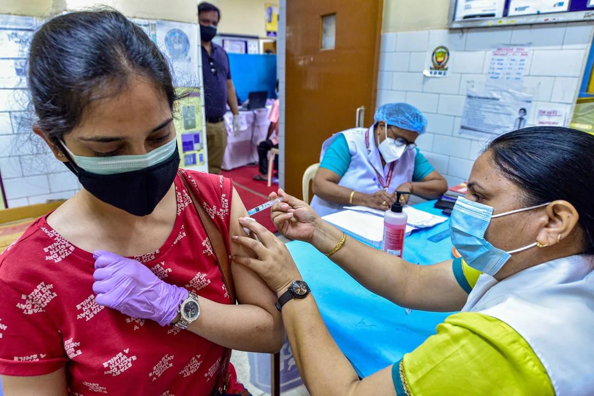  Gujarat corona update: ગુજરાતમાં કોરોના વાયરસના કેસ (coronavirus)માં આજે સામાન્ય વધારો નોંધાયો છે. આજે 12 ઓગસ્ટની સાંજે કોરોના વાયરસની સ્થિતિ અંગે વાત કરીએ તો ગુજરાતમાં છેલ્લા 24 કલાકમાં ગુજરાતમાં 459 કોરોના કેસ (Gujarat Corona Case) નોંધાયા છે. બીજી તરફ 922 લોકો કોરોનામાંથી સાજા થયા છે. આમ રાજ્યમાં કોરોનામાંથી સાજા થવાનો દર 98.77 ટકા નોંધાયો છે. ત્યાં જ આજે કોરોનાથી એક પણ દર્દીનું મોત નિપજ્યું નથી જે એક રાહતભર્યા સમાચાર છે.