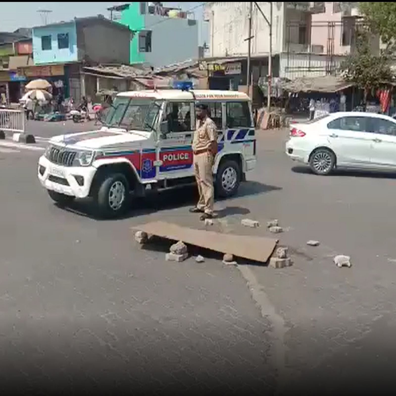  કિર્તેશ પટેલ, સુરતઃ સુરતના રાંદેર (surat) વિસ્તારમાં સમી સાંજે બે-ત્રણ મિત્રો પર અંજારના ત્રણ ઈસમો દ્વારા કરવામાં આવેલ જીવલેણ હુમલાની (attack) ઘટનામાં બે પૈકીના એકનું કરૃણ મોત હતા. પોલીસે હત્યાનો ગુનો દાખલ (Murder case file) કરી તપાસ હાથ ધરી છે. જ્યારે ઇજાગ્રસ્ત અન્ય મિત્રોને સારવાર અર્થે હોસ્પિટલ (hospital) ખાતે ખસેડાયો છે. જૂની દુશ્મનાવટમાં હત્યા કરી હોવાનું પોલીસની પ્રાથમિક તપાસમાં સામે આવ્યું છે.