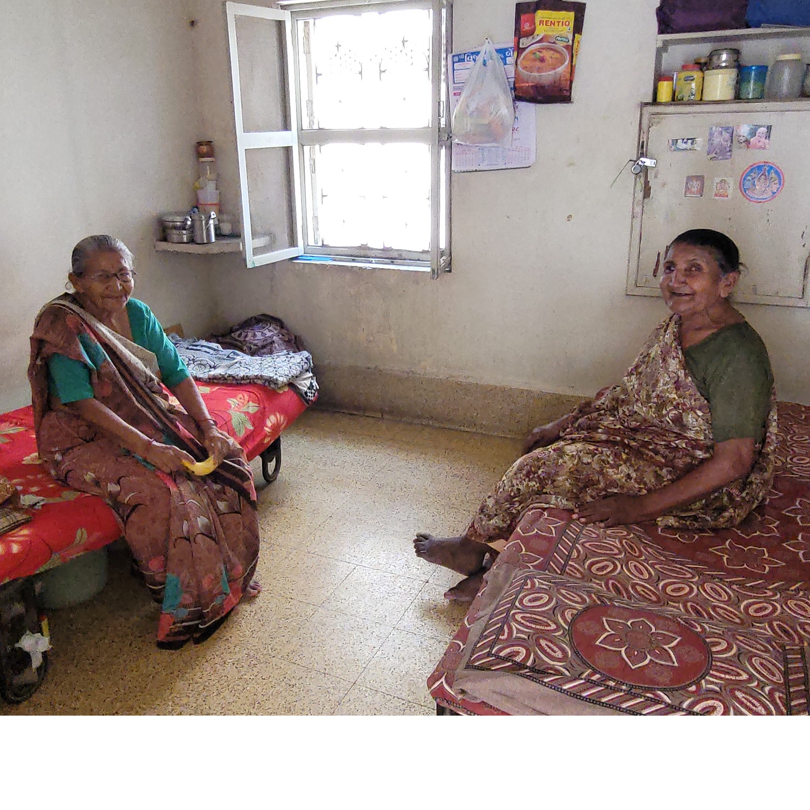  કિંજલ કારસરીયા, જામનગર : સૌરાષ્ટ્રના એક માત્ર જામનગરમાં (Jamnagar) આવેલા આણંદાબાવા મહિલા વૃદ્ધાશ્રમમાં (Anandbava Mahila Vrudhashram) રાજ્ય સરકારના બાળ અને મહિલા વિકાસ વિભાગ દ્વારા વિવિધ યોજનાઓ અંતર્ગત વૃદ્ધાવસ્થામાં મહિલાઓ આસાનીથી ઘરની જેમ પોતાની જિંદગી પસાર કરી રહ્યા છે.