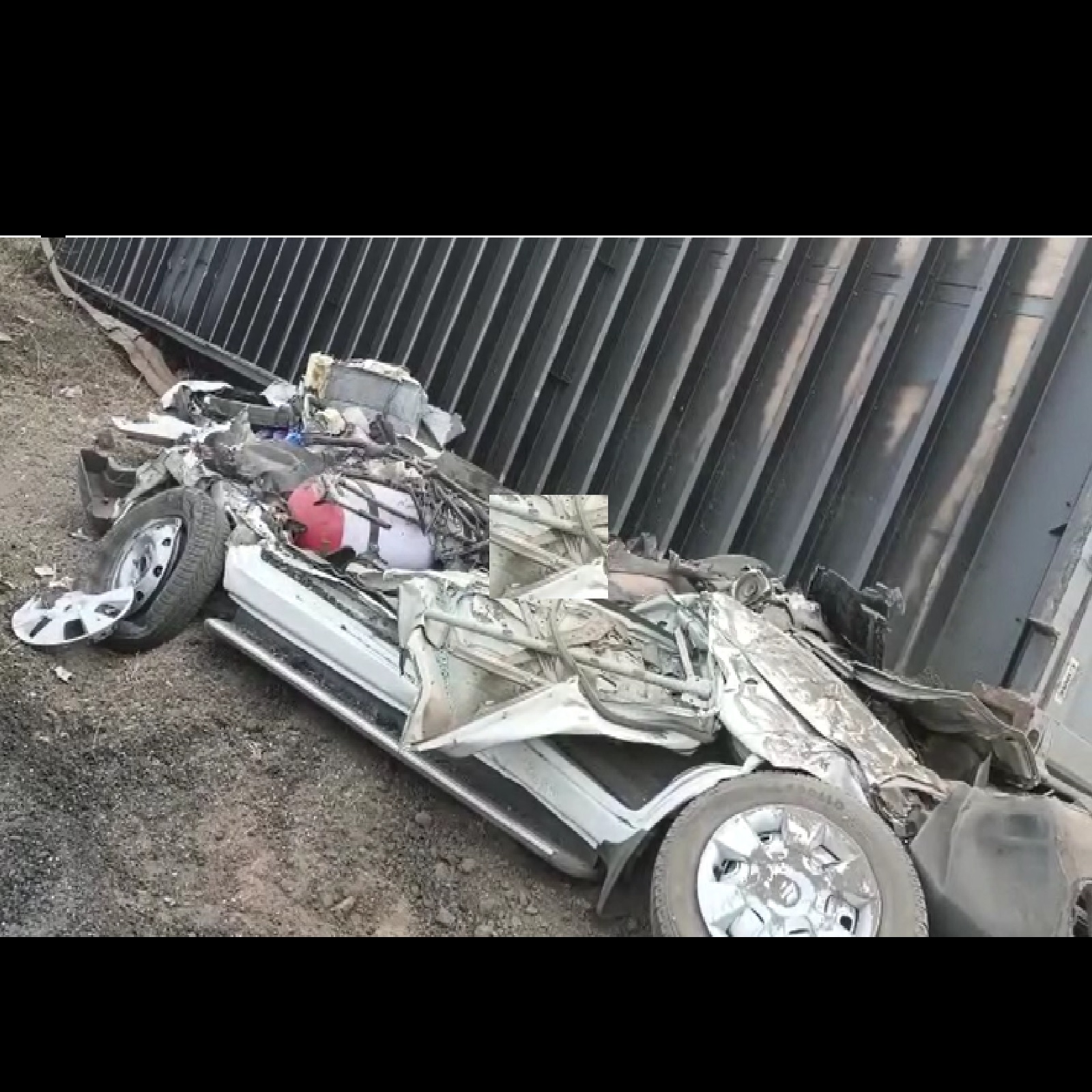  નવસારીઃ નવસારીમાં એક ગમખ્વાર અકસ્માત (Navsari Big Accident) સર્જાયો હતો. નવસારીના કસ્બા ધોળાપીપળા માર્ગ ઉપર એક ફૂલ સ્પીડમાં જતા કન્ટેનર સાથે સીએનજી કાર (CNG car and container accident) અથડાઈ હતી. જેના પગલે કેન્ટેનર કાર ઉપર પડતા કારનો ભૂક્કો બોલાઈ ગયો હતો. આ ઘટનામાં પાંચ લોકોના ઘટના સ્થળે જ મોત નીપજ્યા હતા. ઘટનાના પગલે ટ્રાફિક જામના (traffic jam) દ્રશ્યો સર્જાયા હતા. અને પોલીસ તેમજ ફાયર બ્રિગેડ (Fire brigade) ઘટના સ્થળે પહોંચીને આગળની સ્થિતિ સંભાળી હતી.