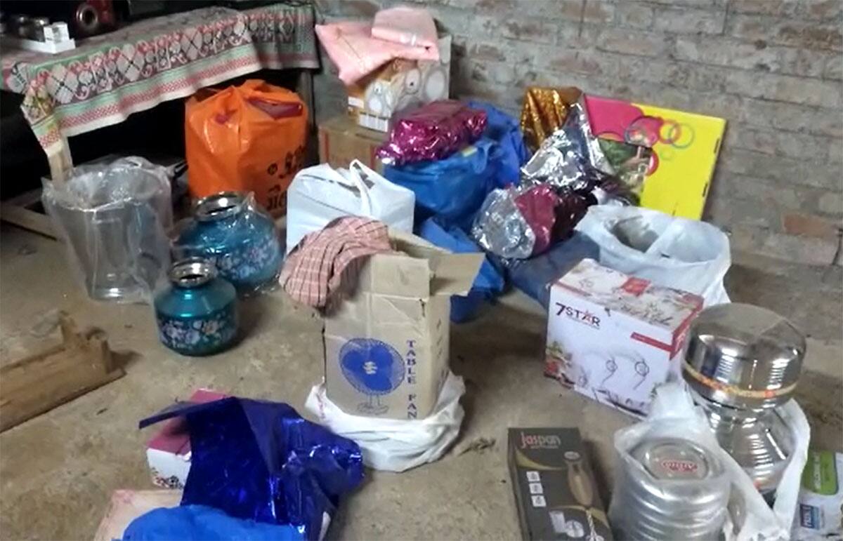 ভয়ংকৰ কাণ্ড! বিয়াৰ উপহাৰ বিস্ফোৰণ ঘটি গুৰুতৰভাৱে আহত দৰাসহ দুজন 2 Navsari Newly married man seriously injured after wedding gift blast - લગ્નમાં મળેલી ગિફ્ટમાં બ્લાસ્ટ થતાં વરરાજા ગંભીર રીતે ઘાયલ – News18 Gujarati