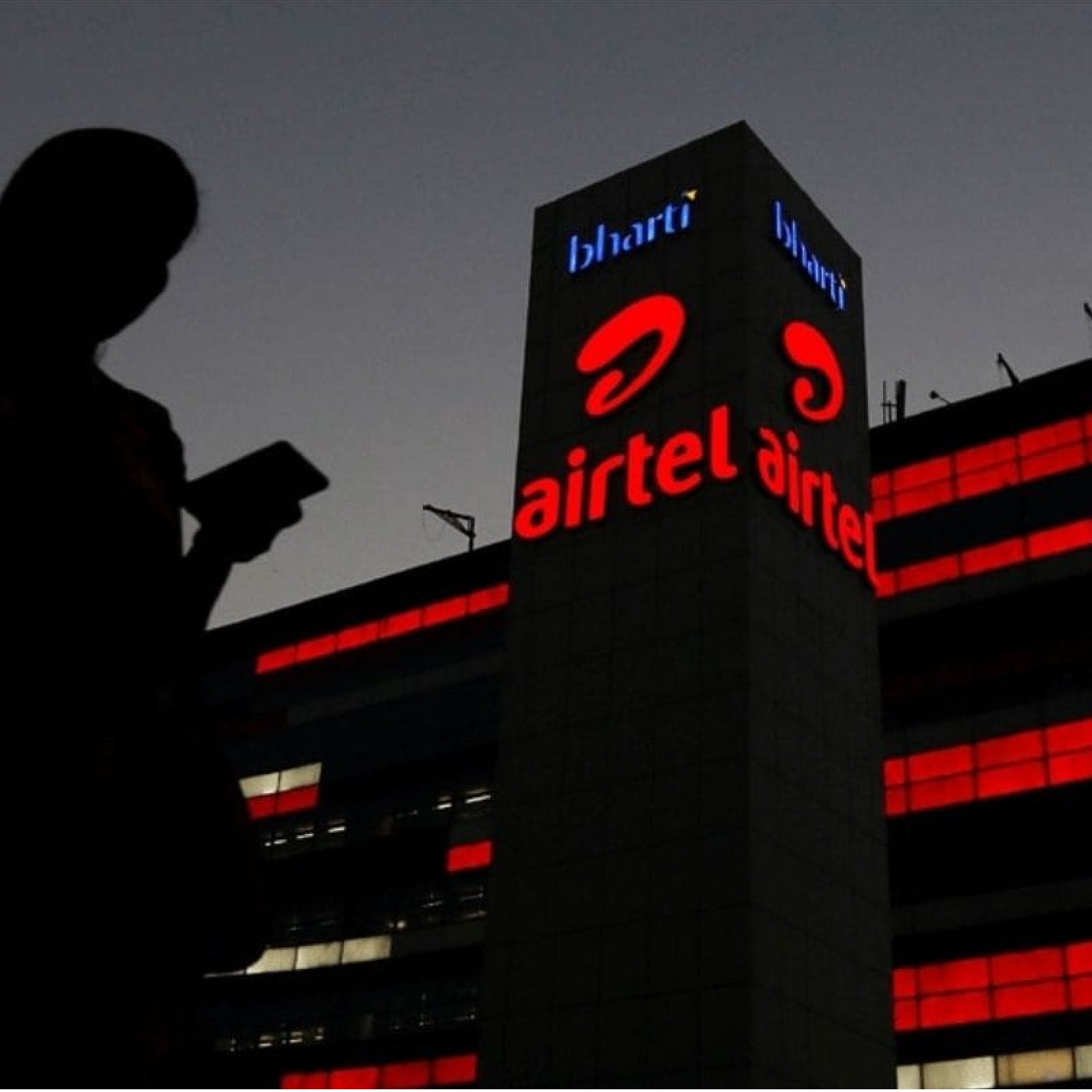 Airtel Postpaid Family Plan: એરટેલના પોર્ટફોલિયોમાં ઘણા રિચાર્જ વિકલ્પો આપવામાં આવ્યા છે. એરટેલ પોસ્ટપેડ ફેમિલી પ્લાન કંપનીએ તાજેતરમાં પ્લાન્સમાં ફેરફાર કરીને નવા ફેમિલી પ્લાન ઉમેર્યા છે. તમે પ્લાન્સમાં એક રિચાર્જમાં એક કરતાં વધુ કનેક્શનનો ઉપયોગ કરી શકો છો. ચાલો આવા રિચાર્જ સાથે ઉપલબ્ધ પ્લાનની વિગતો જાણીએ.
