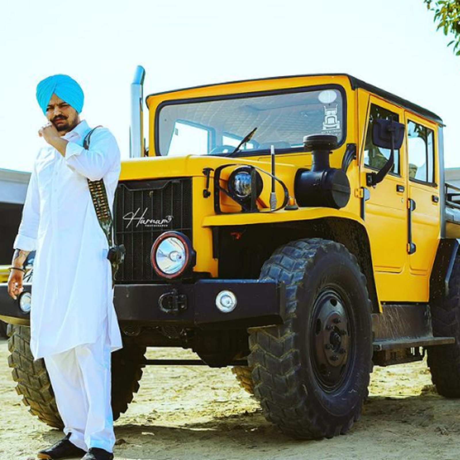  ચંદીગઢ : લોકપ્રિય ગાયક સિદ્ધુ મુસેવાલા (Sidhu Moose Wala) ના નિધનથી દેશના દરેક લોકો આઘાતમાં છે. નાની ઉંમરે તેમણે આખી દુનિયામાં ખ્યાતિ મેળવી હતી. 28 વર્ષની ઉંમરે સિદ્ધુ મુસેવાલાની કુલ સંપત્તિ 30 કરોડ રૂપિયાની (sidhu mossewala net worth)આસપાસ હતી. તેમને મોંઘા વાહનો ખાસ કરીને ગાડીઓનો ખૂબ શોખ હતો. (તસવીર - સોશિયલ મીડિયા)