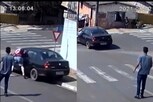 જોરદાર વીડિયો: કારને અથડાતી રોકવા માટે યુવાને ચાલતી ગાડીની બારીમાં માર્યો કૂદકો