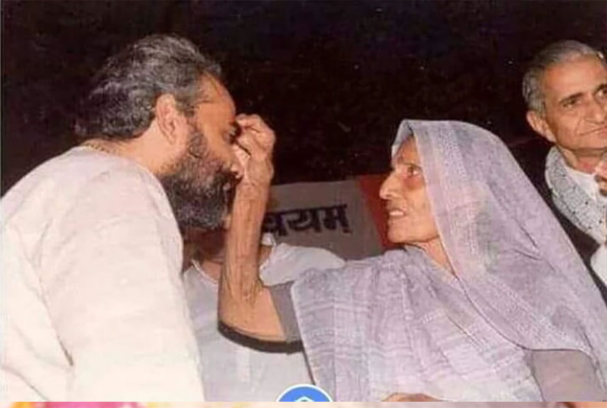 PM Modi with Mother Hiraba Modi