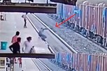 રેલવે ટ્રેક પર પડેલા વ્યક્તિને બચાવવા રેલવે કર્મચારી કૂદી પડ્યો ટ્રેન સામે, જુઓ વીડિયો