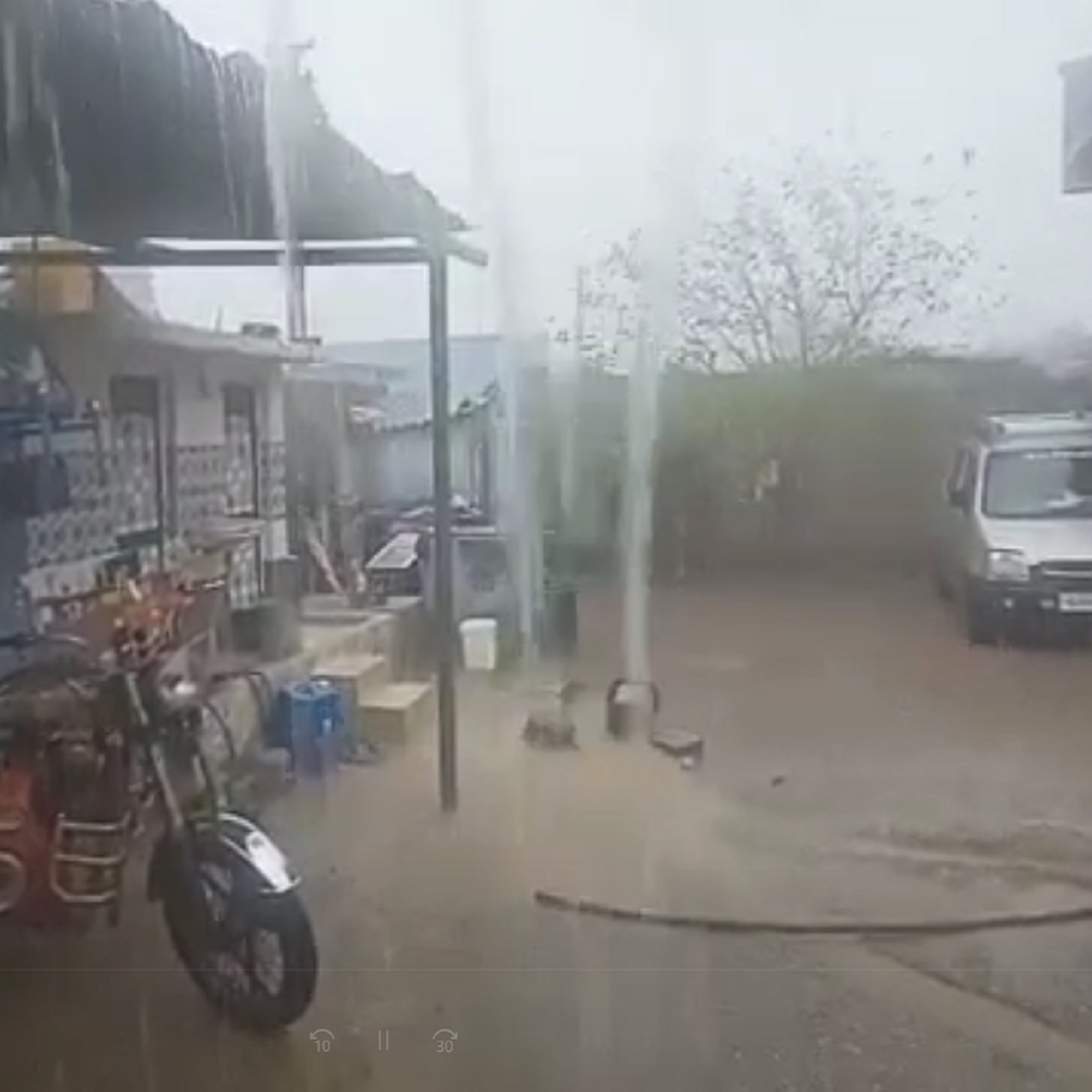  ગાંધીનગર : ગુજરાતમાં (Gujarat Monsoon) મંગળવારે દક્ષિણ-પશ્ચિમના પવનો ફૂંકાયા છે. જેના કારણે રાજ્યાના અનેક વિસ્તારોમાં વાતાવરણમાં (Gujarat weather update) પલટો આવ્યો હતો. જેના કારણે અમરેલીના લાઢીમાં 2.76 ઇંચ વરસાદ ખાબક્યો હતો. આ સાથે ધંધુકામાં 34 એમએમ વરસાદ વરસ્યો છે. રાજ્યમાં ધોધમાર વરસાદની સાથે પવન પણ ફૂંકાયો હતો. હવામાન વિભાગની આગાહી પ્રમાણે, આગામી ત્રણથી ચાર દિવસ વાદળિયું વાતાવરણ રહેવાની સાથે ગરમીમાં ઘટાડો થવાની આગાહી છે. ચારથી પાંચ દિવસ દરમિયાન સૌરાષ્ટ્ર અને દક્ષિણ ગુજરાતમાં વીજળીના કડાકા સાથે વરસાદી ઝાપટાં પડવાની આગાહી પણ કરવામાં આવી છે.