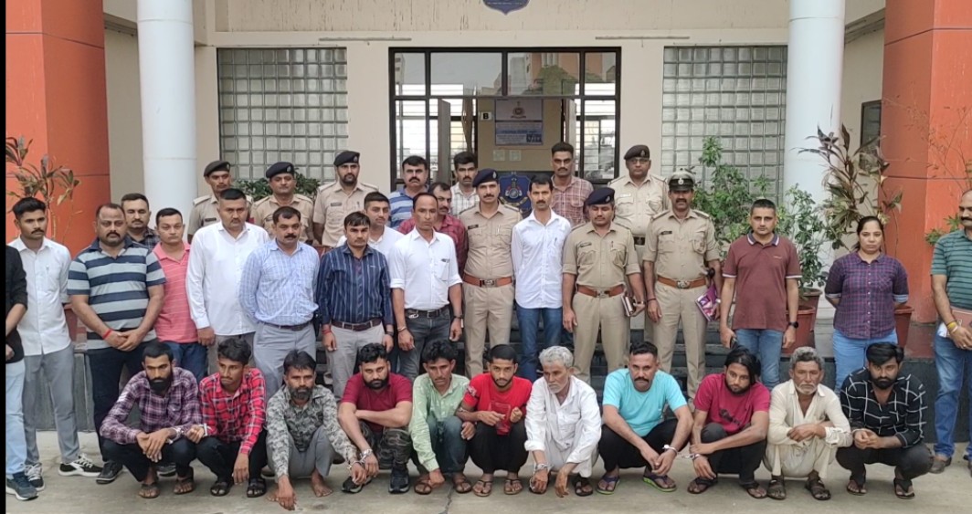  મુકુંદ મોકરિયા, દેવભૂમી દ્વારકા: દ્વારકા (Dwarka) જિલ્લા પોલીસે મોટું ઓપરેશન પાર પાડ્યું છે. ઓખામંડળની જાણીતી બિચ્છુ ગેંગને ગુજસીટોકનોના (Gujctoc) કાયદા તળે  ઝડપી પાડવામાં આવી છે. જામનગરમાં (Jamnagar Crime) ગુજસીટોક હેઠળ કડક કાર્યવાહી કર્યા બાદ દેવભૂમિ દ્વારકા એસપી નીતેશ પાંડેયના વડપણ હેઠળની ટીમે દેવભૂમિ દ્વારકામાં પણ ગુજસીટોકનો પ્રથમ કેસ કરી કુખ્યાત બિચ્છુ ગેંગના સુત્રધારો ફરતે ગુજસીટોક હેઠળ કાર્યવાહી કરવામાં આવી છે. દ્વારકાના ઓખા મંડળ, મીઠાપુર વિસ્તારમાં આતંક મચાવનાર બિચ્છુ ગેંગના મુખ્ય સુત્રધાર સહિત 12 સાગરીતો વિરૂધ્ધ ગુજરાત કંટ્રોલ ઓફ ટેરેરીઝમ એન્ડ ઓર્ગેનાઇઝડ ક્રાઇમ એકટ (ગુજસીટોક) હેઠળ કાર્યવાહી કરવામાં આવતા ગુન્હેગારોમાં ખળભળાટ મચી ગયો છે.