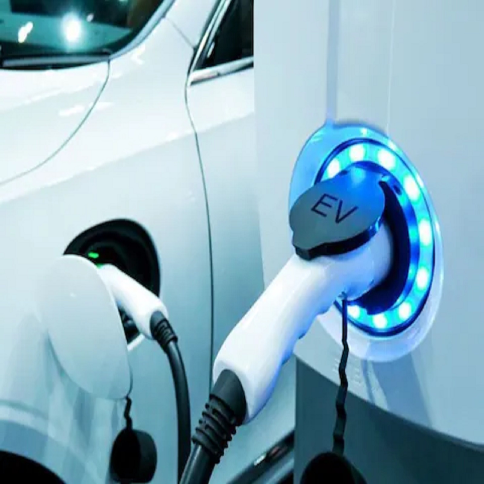  Fastest charging electric cars: ભારત સહિત સમગ્ર વિશ્વમાં ઈલેક્ટ્રિક કાર (Electric car)નું બજાર મોટું થઈ રહ્યું છે. આ કારોની માંગ પણ વધી રહી છે અને સાથે સાથે ઉત્પાદન પણ પહેલાની સરખામણીમાં વધ્યું છે. સામાન્ય રીતે, ઇલેક્ટ્રિક કારને ચાર્જ (Charge) કરવામાં ઘણો સમય લાગે છે અને ઇલેક્ટ્રિક કાર ખરીદનારા ગ્રાહકો માટે આ સૌથી મોટી અસુવિધા છે. જોકે, જેમ જેમ ટેક્નોલોજીનો વિકાસ થઈ રહ્યો છે તેમ તેમ ઈલેક્ટ્રિક કારમાં ચાર્જિંગનો સમય પણ ઘટી રહ્યો છે. અહીં અમે તમને તે ઇલેક્ટ્રિક કાર વિશે જણાવીશું જે સુપરફાસ્ટ ચાર્જિંગ સાથે આવે છે. આ 5 કાર વિશ્વની સૌથી ઝડપી ચાર્જિંગ ઇલેક્ટ્રિક કાર છે.
