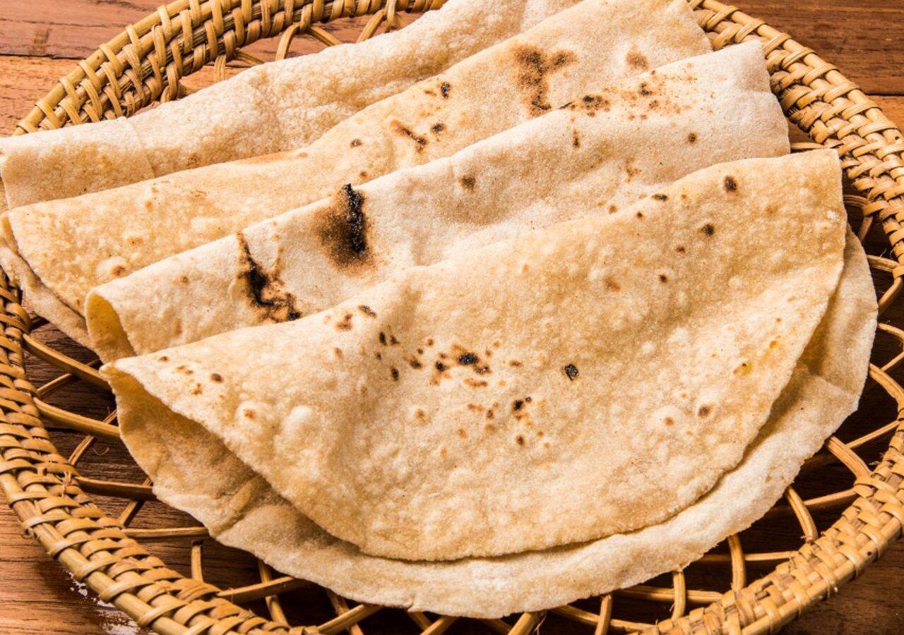 જાણો કેમ થાળીમાં એક સાથે ત્રણ રોટલી પીરસવી છે અશુભ, લાગે છે પાપ ...