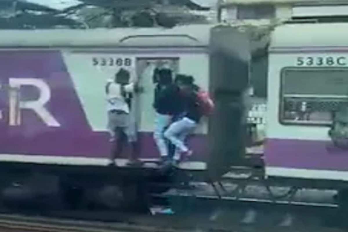 VIDEO: મુંબઈ લોકલ ટ્રેનમાં લટકીને મુસાફરી કરી રહ્યો હતો યુવક, સિગ્નલના થાંભલે ટકરાયો