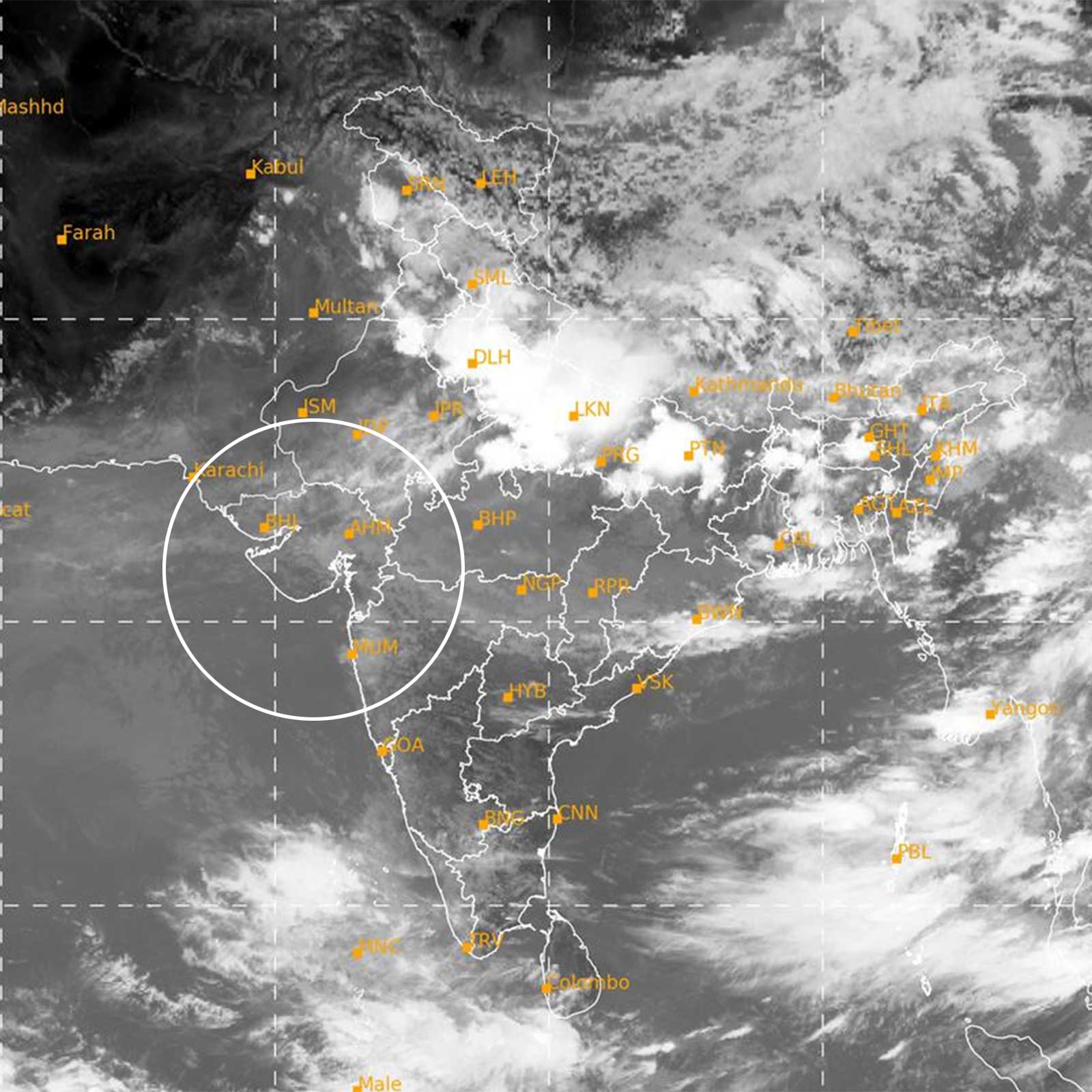  અમદાવાદ: છેલ્લા દિવસોમાં ગુજરાતમાં સાર્વત્રિક વરસાદ (Gujarat rainfall) વરસ્યો છે. હાલ પણ ગુજરાતના અનેક વિસ્તારોમાં છૂટો છવાયો વરસાદ પડી રહ્યો છે. આ દરમિયાન હવામાન વિભાગે (Meteorological department) રાજ્યમાં આગામી 22થી 24 તારીખ સુધી ભારેથી અત્યંત ભારે વરસાદની આગાહી (Gujarat heavy rain forecast) આપી છે. અમદાવાદ શહેરમાં પણ આગામી દિવસોમાં હળવાથી લઈને ભારે વરસાદ થવાની આગાહી છે. હવામાન વિભાગના જણાવ્યા પ્રમાણે આજે (20 જુલાઈ) અને આવતીકાલે ગુજરાતમાં છૂટોછવાયો વરસાદ પડશે. બે દિવસ બાદ ગુજરાતમાં વરસાદની પ્રવૃત્તિ વધશે.