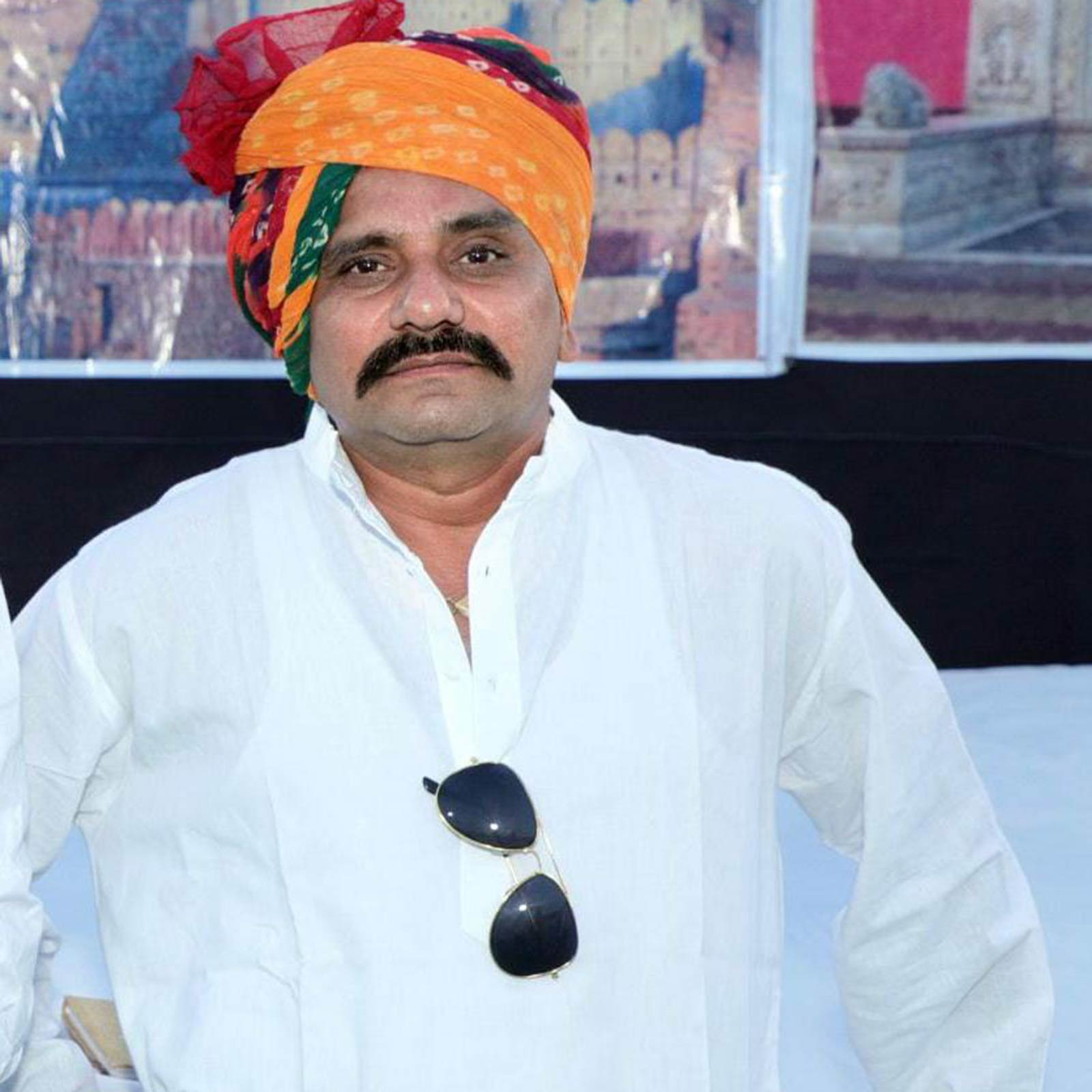  ભરતસિંહ વાઢેર, વલસાડ: વલસાડ જિલ્લામાંથી પસાર થતા અમદાવાદ-મુંબઈ નેશનલ હાઈવે (Ahmedabad-Mumbai National highway) પર પડેલા ખાડાને કારણે સર્જાયેલા અકસ્માતમાં કરણી સેના (Karni Sena)ના એક હોદેદારનું મોત થતા આજે કરણી સેનાના કાર્યકર્તાઓએ વાપી નજીક આવેલા બગવાડા ટોલનાકા પર હલ્લાબોલ કર્યો હતો. લોકોએ ટોલનાકાના કર્મચારીઓ સામે ઉગ્ર રોષ ઠાલવ્યો હતો. આ ઉપરાંત કરણી સેનાના કાર્યકરોએ આગામી 10 દિવસમાં હાઇવે પર પડેલા ખાડા (Potholes on road)ઓ પુરવા ટોલનાકાના સત્તાધીશોને રજૂઆત કરી આવેદનપત્ર આપ્યું છે. સાથે જ આગામી 10 દિવસમાં હાઇવે પર પડેલા ખાડાઓ પૂરવામાં નહીં આવે તો ઉગ્ર આંદોલન કરવાની ચેતવણી પણ આપી છે.