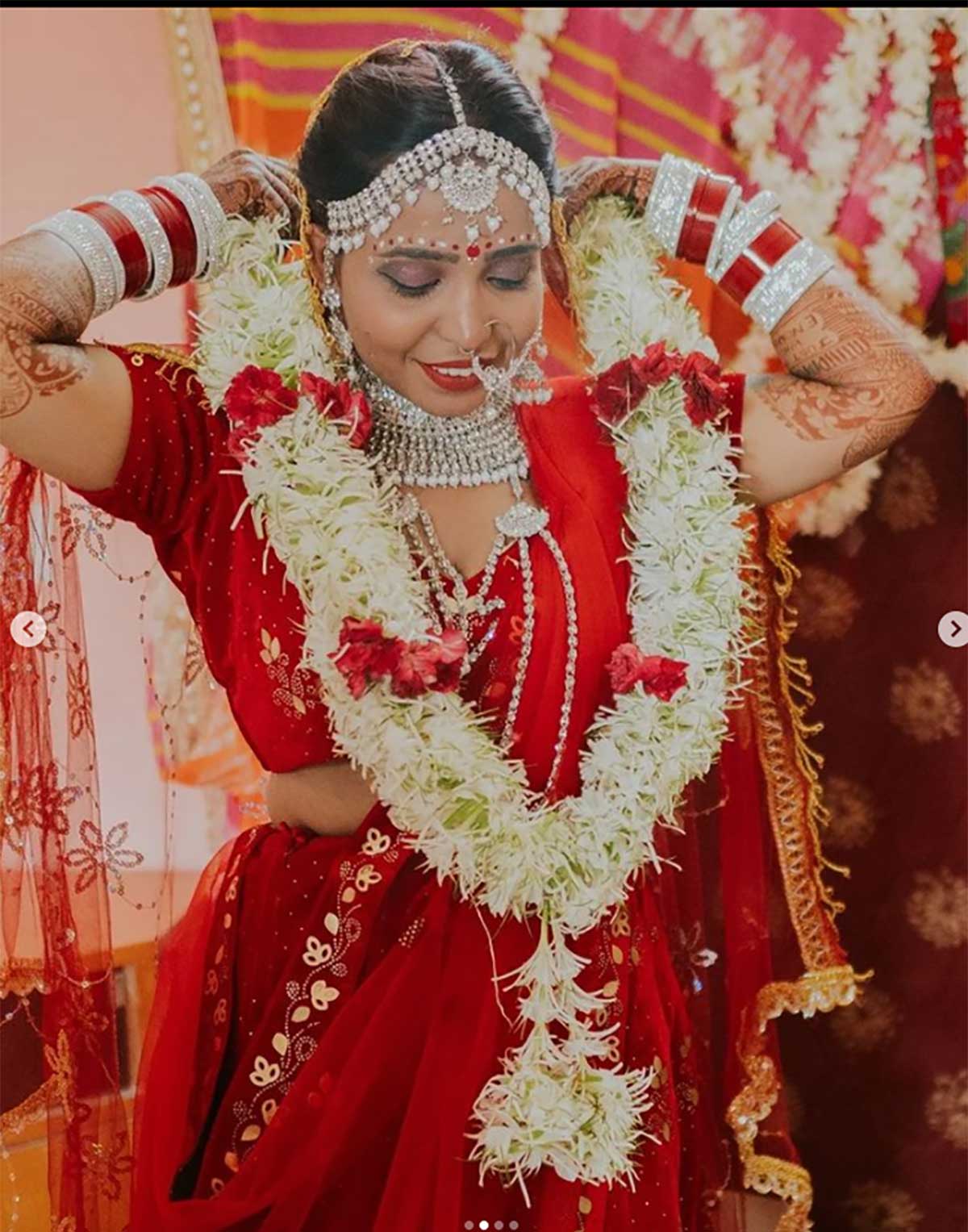  વડોદરા: 8 જૂને આત્મવિવાહ (Self married) કરનારી ક્ષમા બિંદુએ (Kshama Bindu) પીઠીથી લઈને તમામ રિવાજો સાથે લગ્ન કર્યા હતા. ક્ષમાએ લગ્ન વિધિ દરમિયાન સેંથામાં સિંદૂર પણ પૂર્યું અને પોતે જ પોતાને મંગળસૂત્ર પણ પહેરાવ્યું હતું. ક્ષમા બિંદુએ લગ્નની ચર્ચા કરતા ઘણાં અલગ-અલગ મત સોશિયલ મીડિયા પર આવવાના શરુ થઈ ગયા હતા. પરંતુ તેના લગ્નમાં તેની ફ્રેન્ડ્સ કેટલી ખુશ હતી તે એકદમ સાફ દેખાઈ રહ્યું હતું. આ તમામ ચર્ચાઓ વચ્ચે ક્ષમા સોલો હનીમૂન (kshama on solo honeymoon) માટે ગોવા જવાનું વિચારી રહી છે.