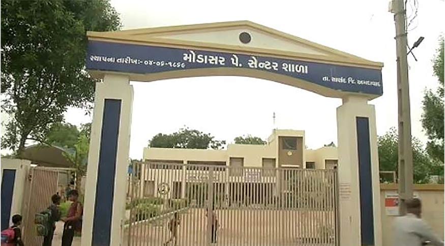  વિભુ પટેલ, અમદાવાદ: 2020 સાંસદ આદર્શ ગામ (Sansad Adarsh Gram Yojana) તરીકે કેન્દ્રીય ગૃહમંત્રી અમિત શાહે (Amit Shah) અમદાવાદનું સાણંદ તાલુકાના મોડાસર (Modasar village) ગામને પસંદ કર્યું હતું. મોડાસર અંદાજે 7 હજાર આસપાસ વસ્તી ધરાવતું ગામ છે. મોડાસરમાં જવા માટે પાકો રસ્તો, ગામમાં એન્ટ્રી લેતા જ વિશાળ તળાવ આવેલું છે. ગામના તળાવને પણ હજુ રીડેવલોપ કરાશે. ગામમાં પ્રવેશ કરતા જ ગામની શોભા વધારતો સુંદર ગેટ આવેલો છે. આ ગામને તમામ સુવિધાથી સજ્જ કરવામાં આવ્યું છે. મોડાસર ગામમાં શહેર જેવી તમામ સુવિધા ગામમાં ઉપલબ્ધ કરવામાં આવી છે. મોડાસર ગામમાં પ્રાથમિક શાળા, માધ્યમિક શાળા, આંગણવાડી, બેન્ક, પોસ્ટ ઓફિસ તેમજ શાળામાં સ્માર્ટ રૂમ છે. આ કારણે ગામના બાળકોએ અભ્યાસ માટે બહાર જવું પડતું નથી.